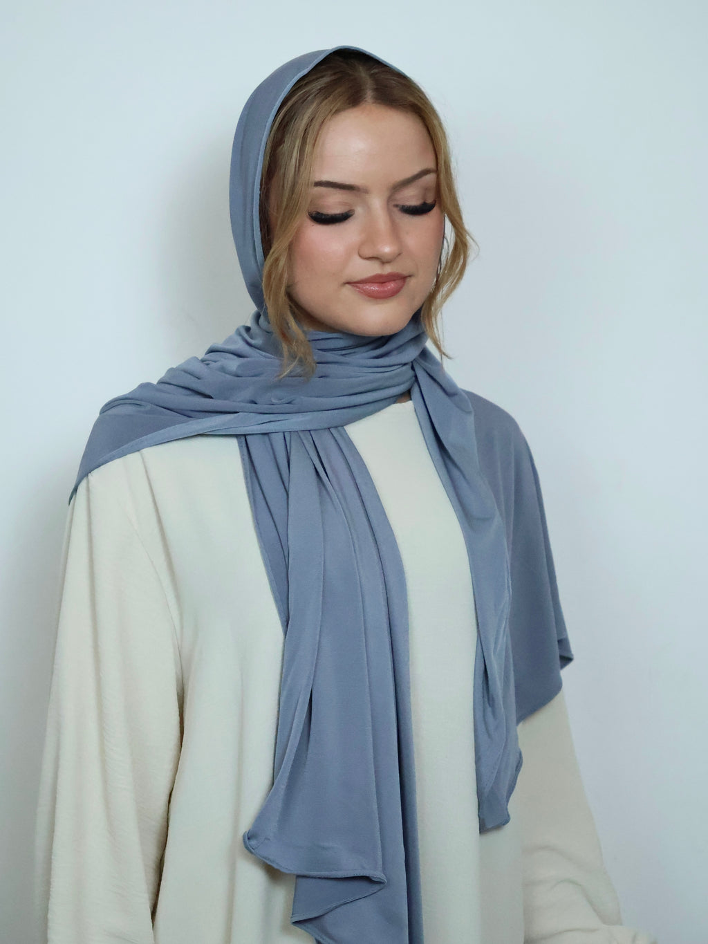 Jersey Hijab in Blaugrau von vorne getragen
