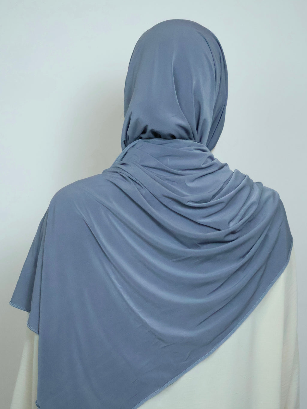 Jersey Hijab in Blaugrau von hinten getragen