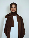 Jersey Hijab in Braun von vorne getragen