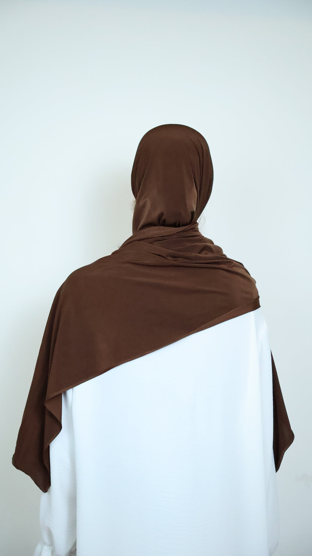 Jersey Hijab in Braun Rückansicht getragen