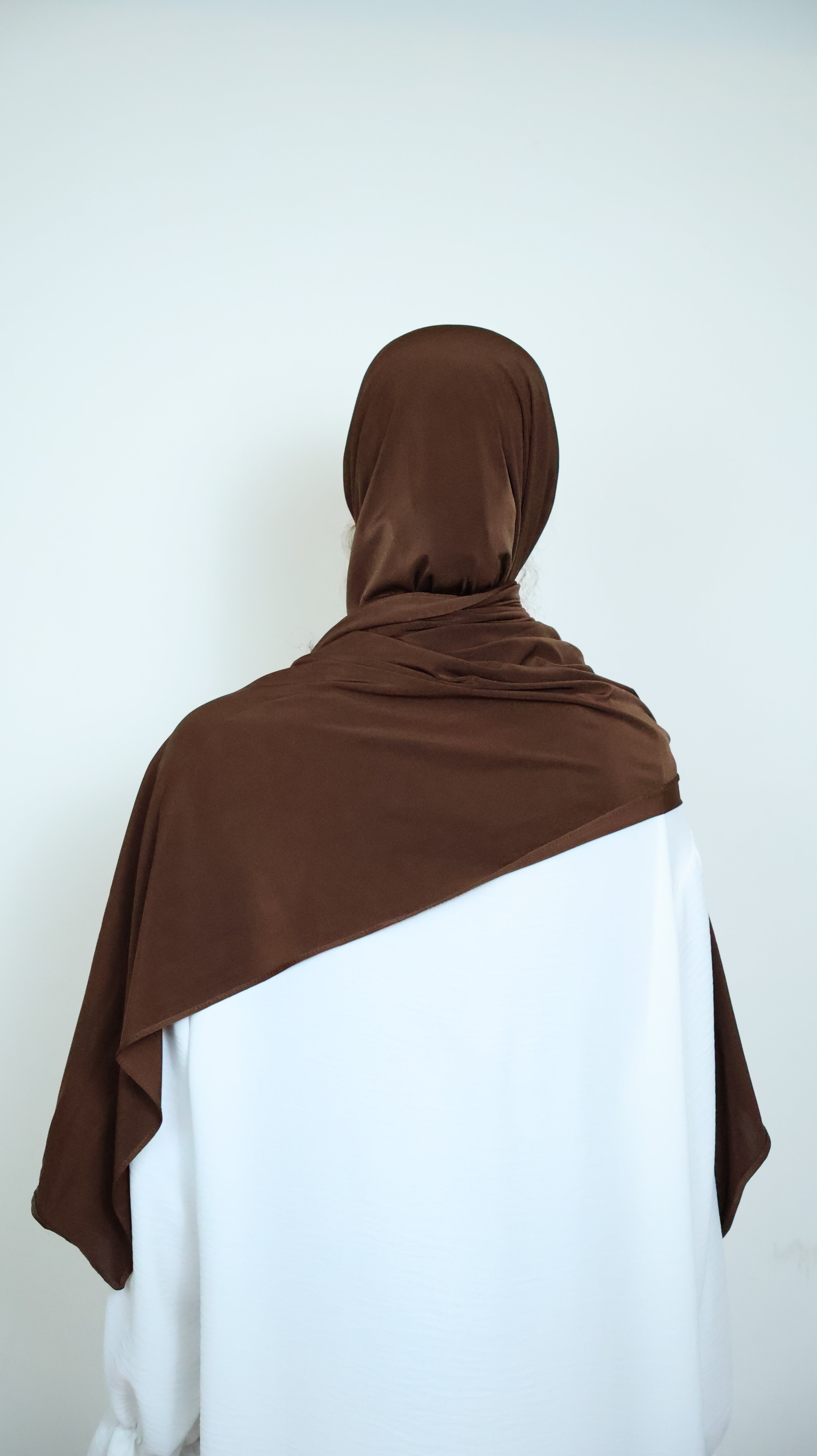 Jersey Hijab in Braun Rückansicht getragen