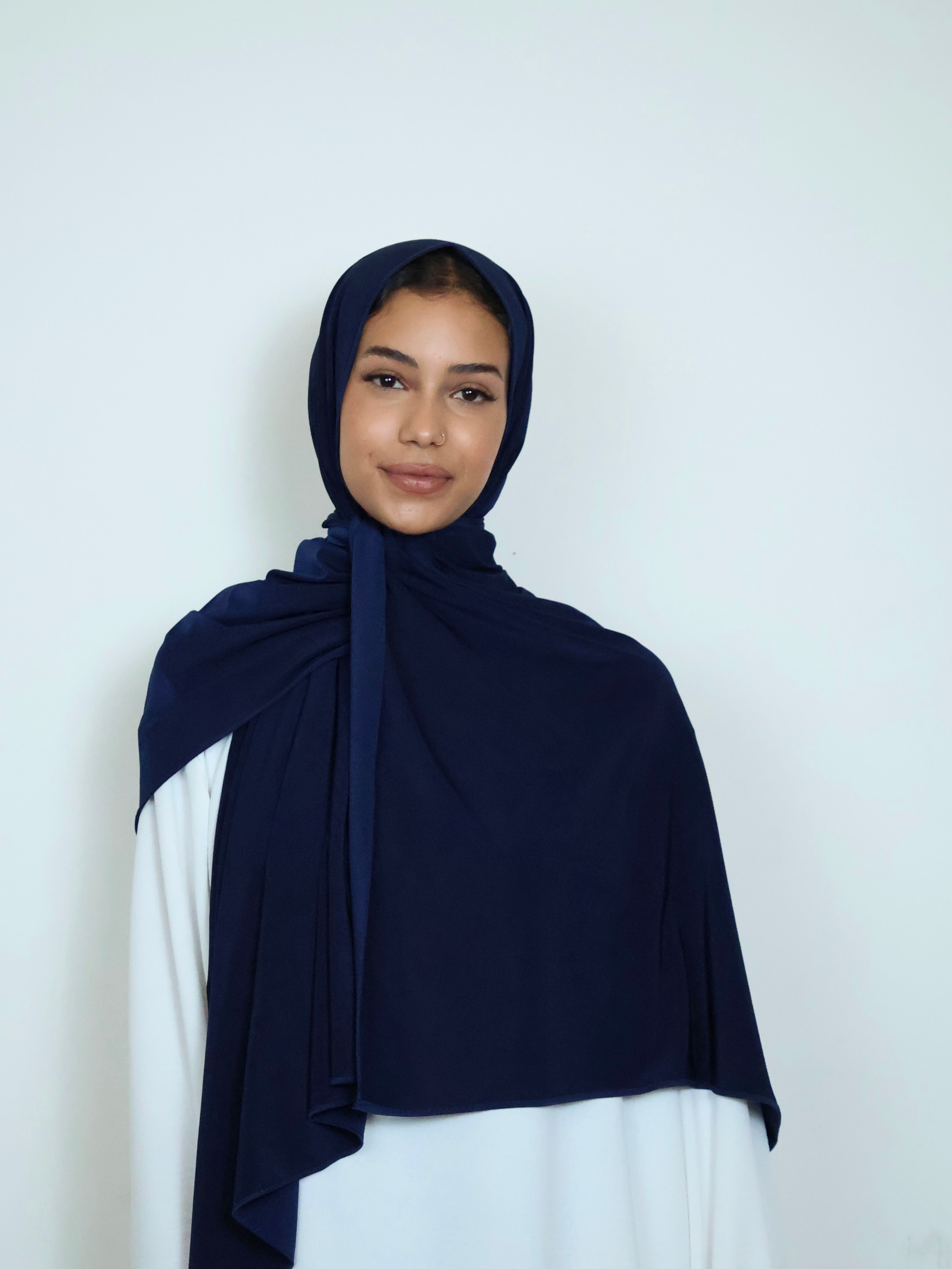 Jersey Hijab in Dunkelblau von vorne getragen