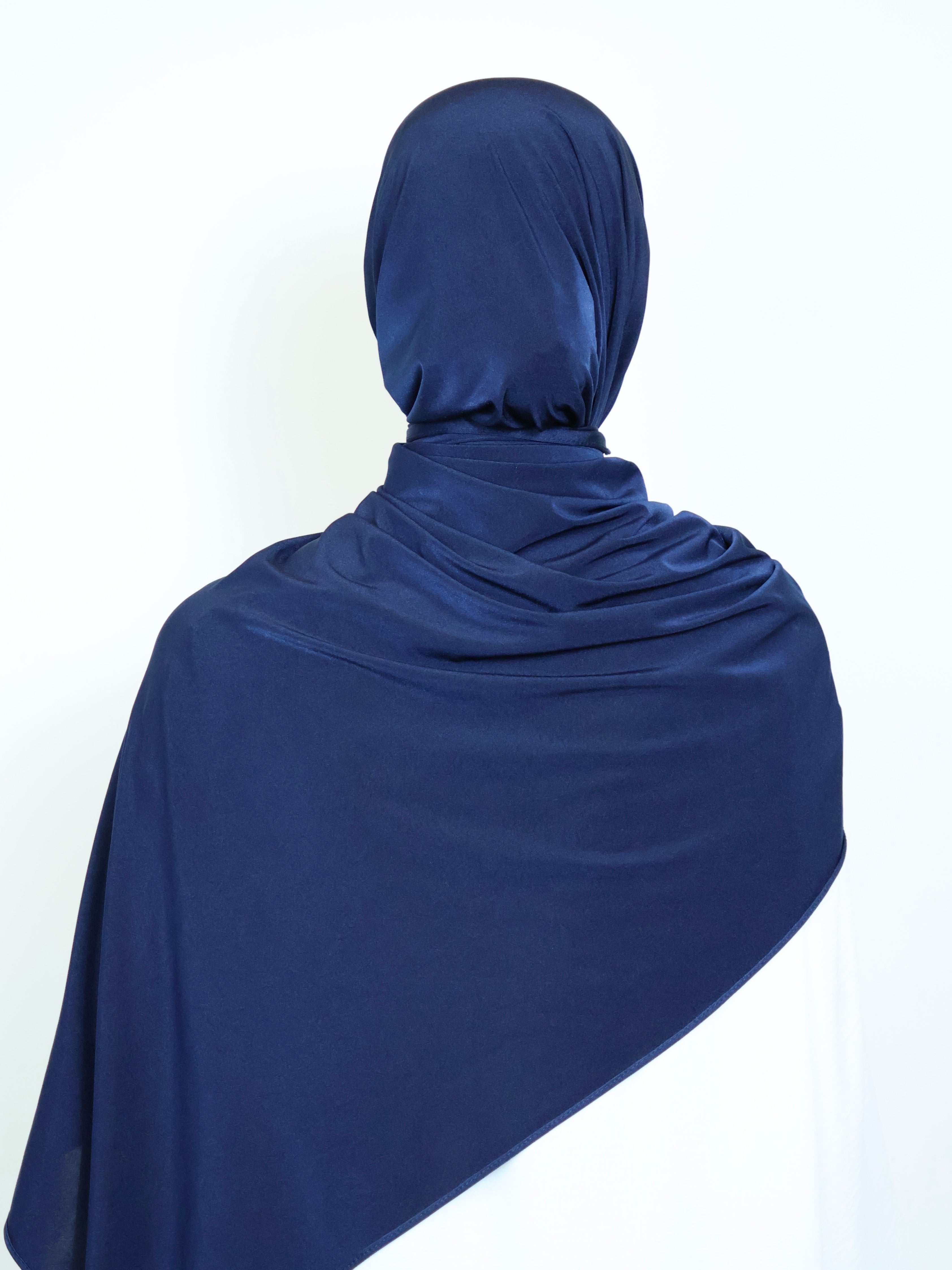 Jersey Hijab in Dunkelblau von hinten getragen