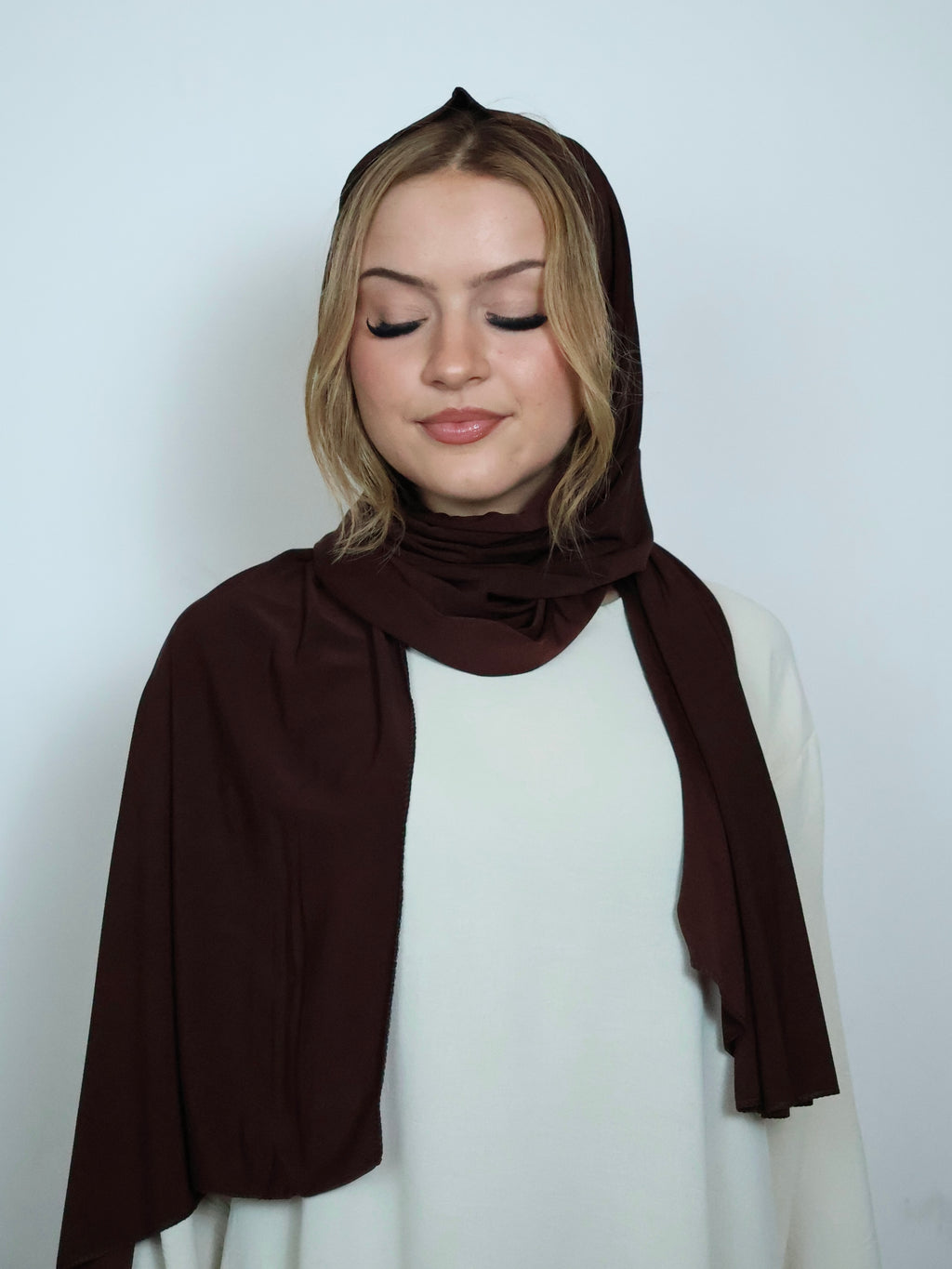 Jersey Hijab in Dunkelbraun von vorne getragen
