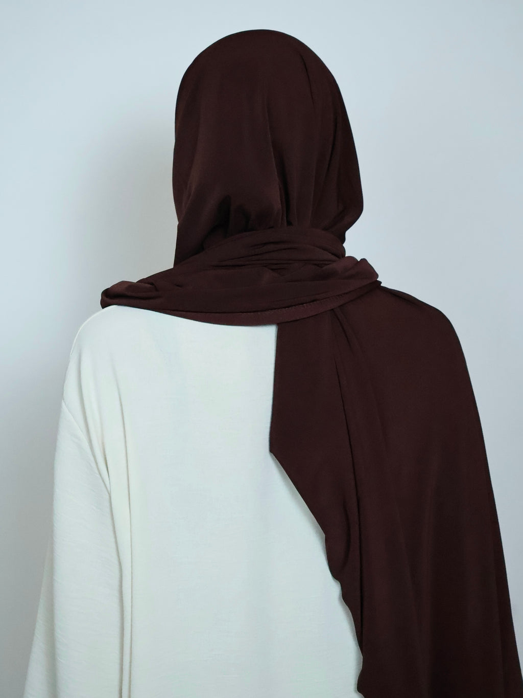 Jersey Hijab in Dunkelbraun von hinten getragen