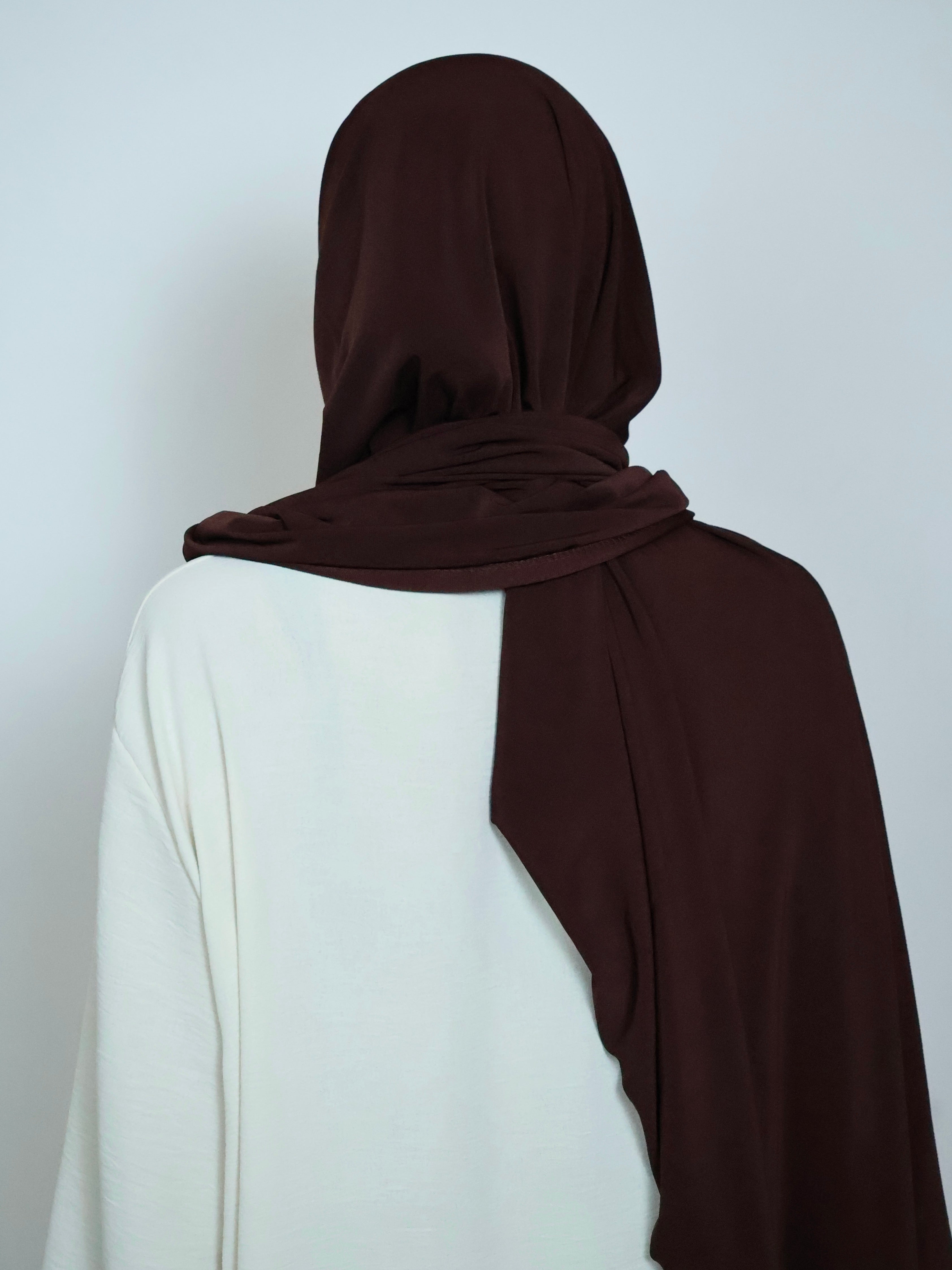 Jersey Hijab in Dunkelbraun von hinten getragen