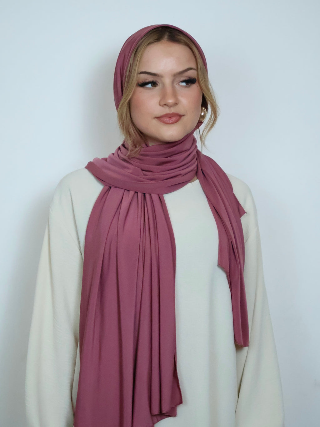 Jersey Hijab in Dunkelrosa von vorne getragen