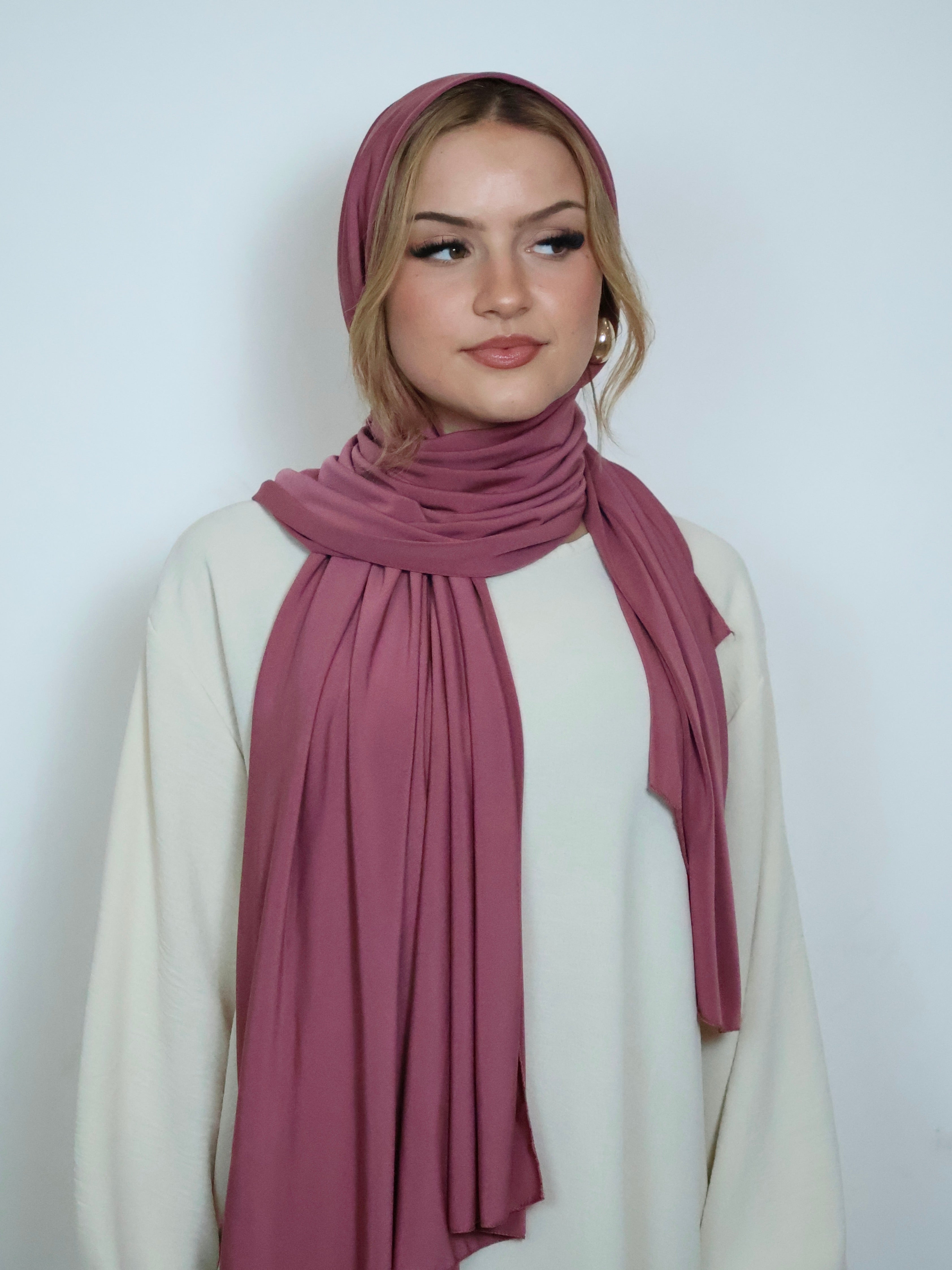 Jersey Hijab in Dunkelrosa von vorne getragen