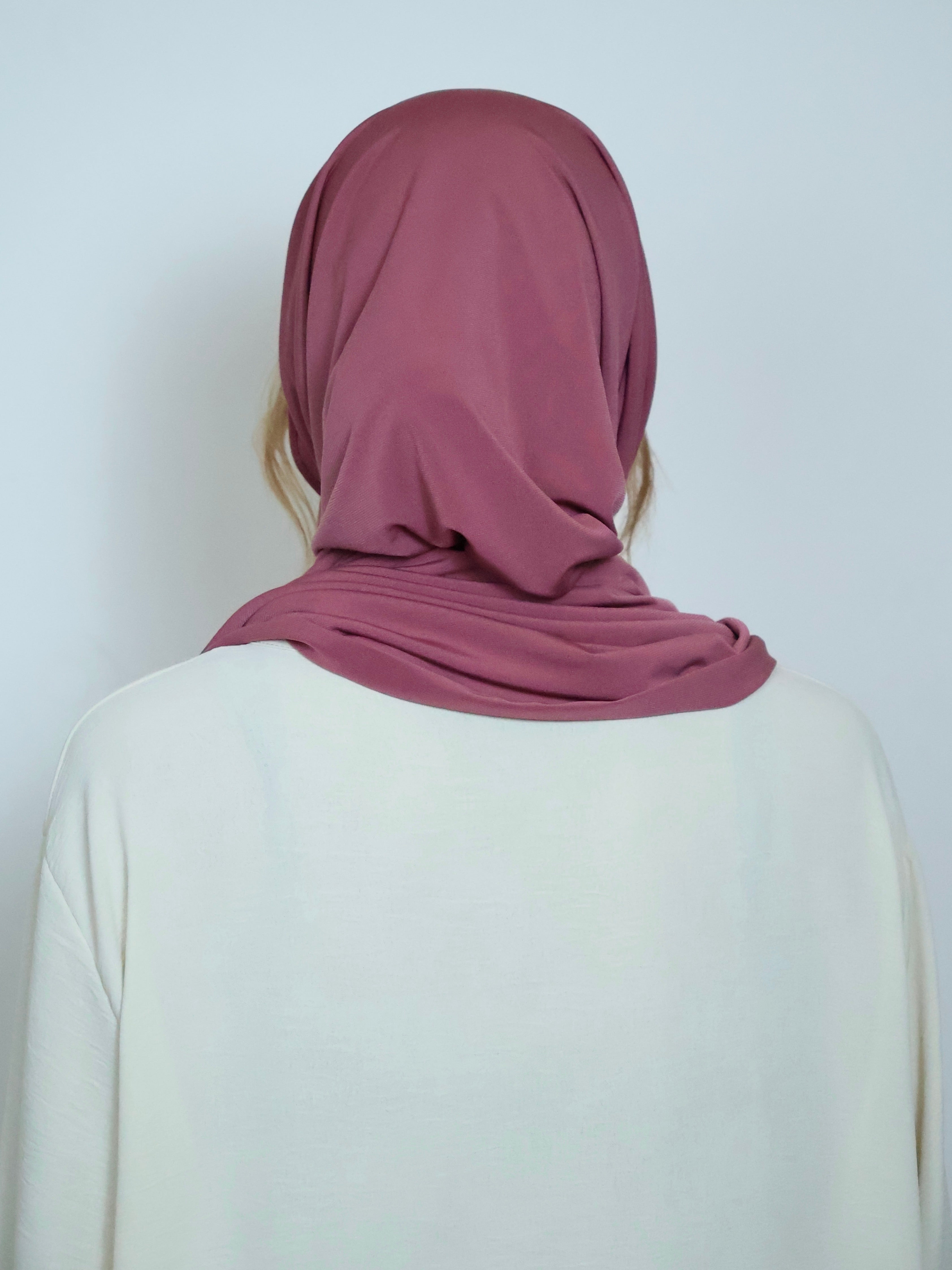 Jersey Hijab in Dunkelrosa von hinten getragen