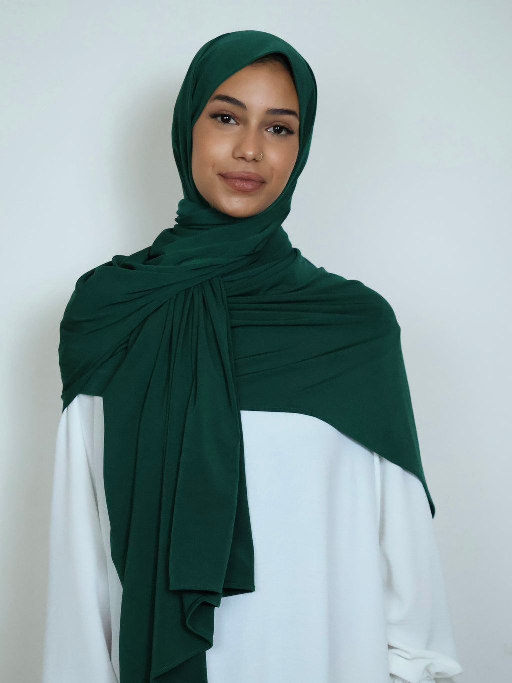 Jersey Hijab in Grün von vorne getragen