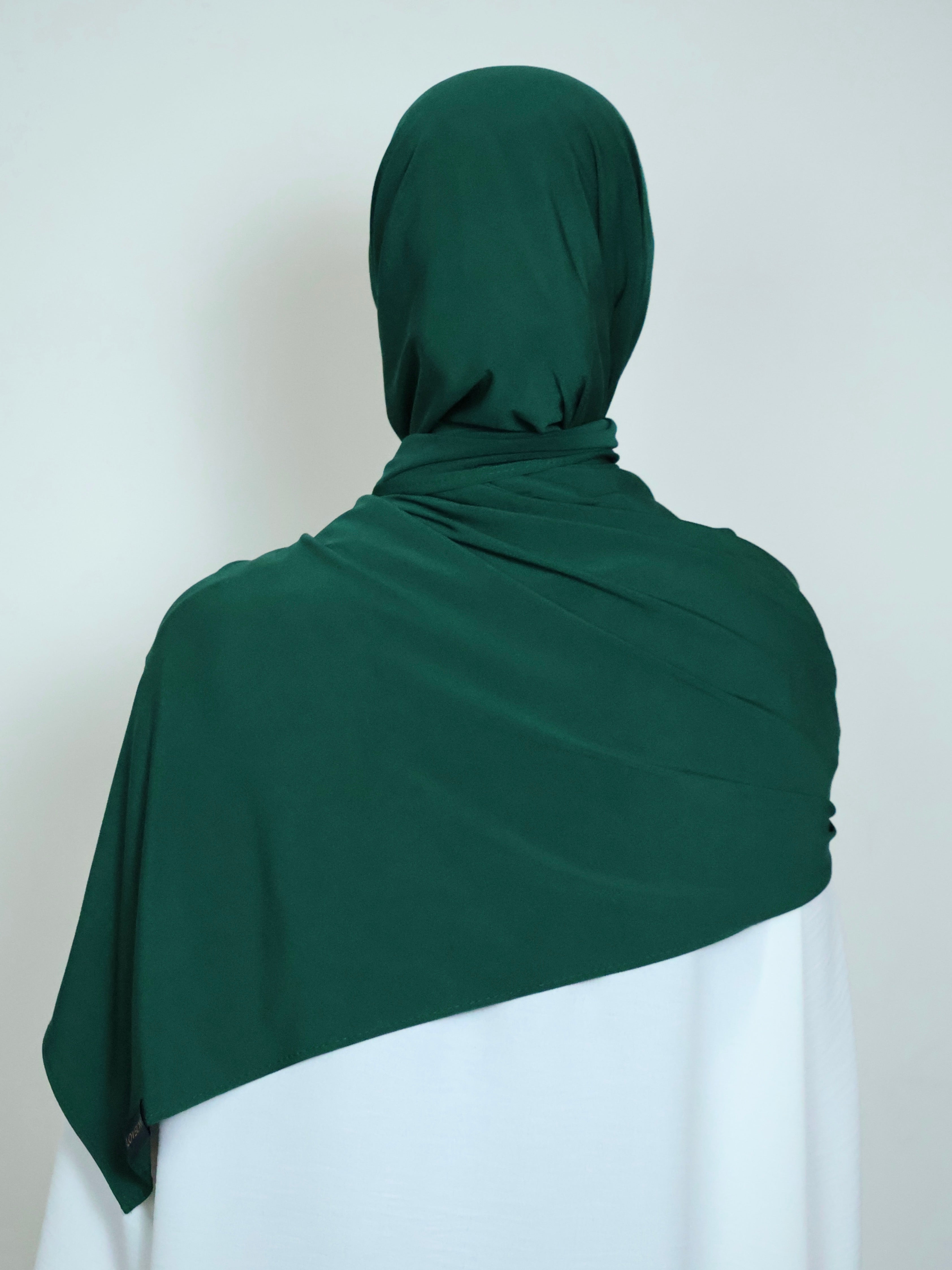 Jersey Hijab in Grün von hinten getragen