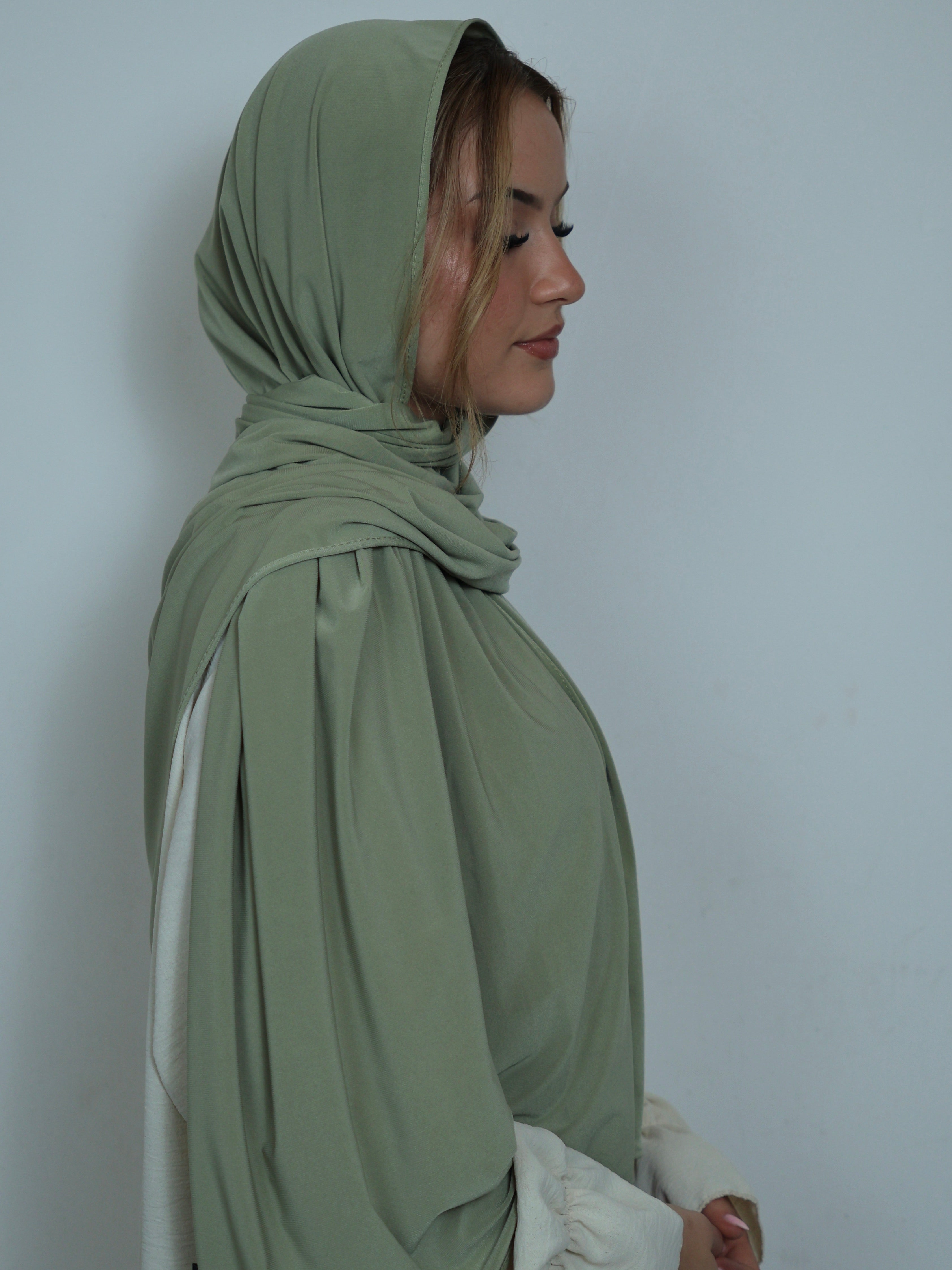 Jersey Hijab in Hellgrün aus seitlicher Perspektive mit fließender Drapierung