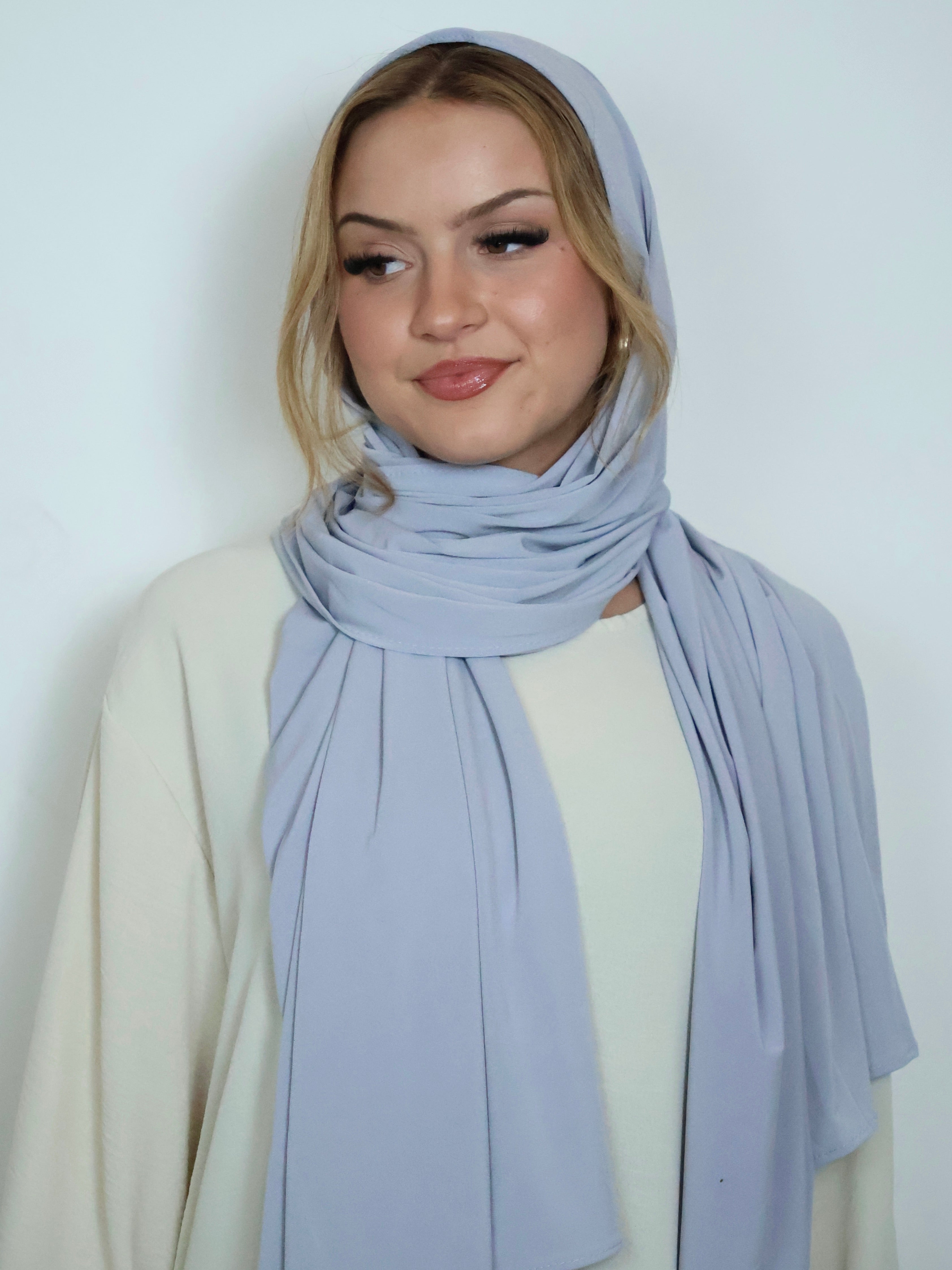 Jersey Hijab in Hellgrau von vorne getragen