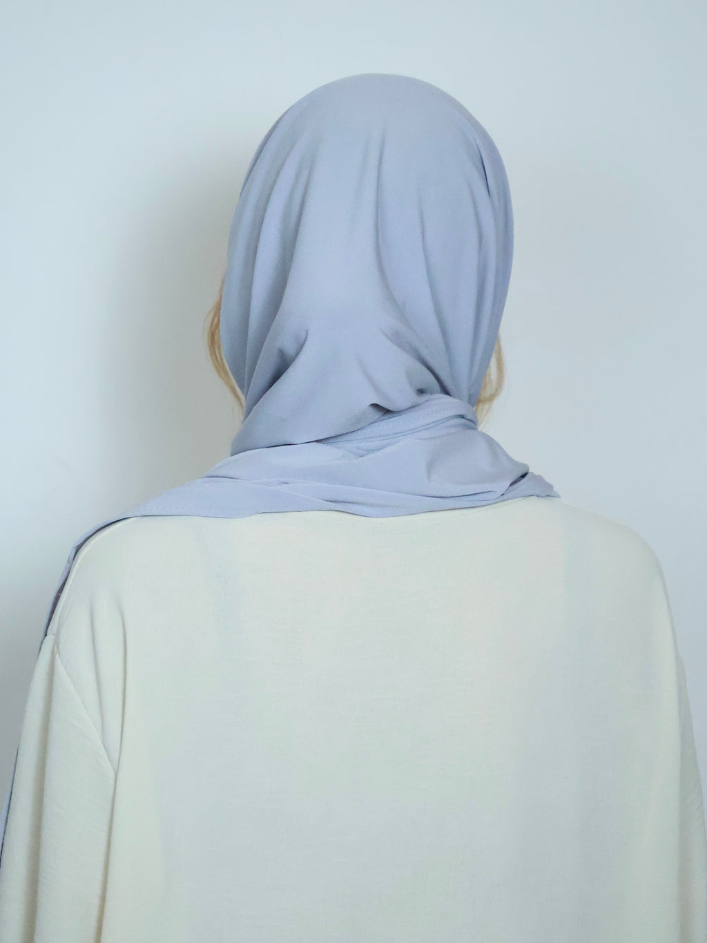 Jersey Hijab in Hellgrau von hinten getragen
