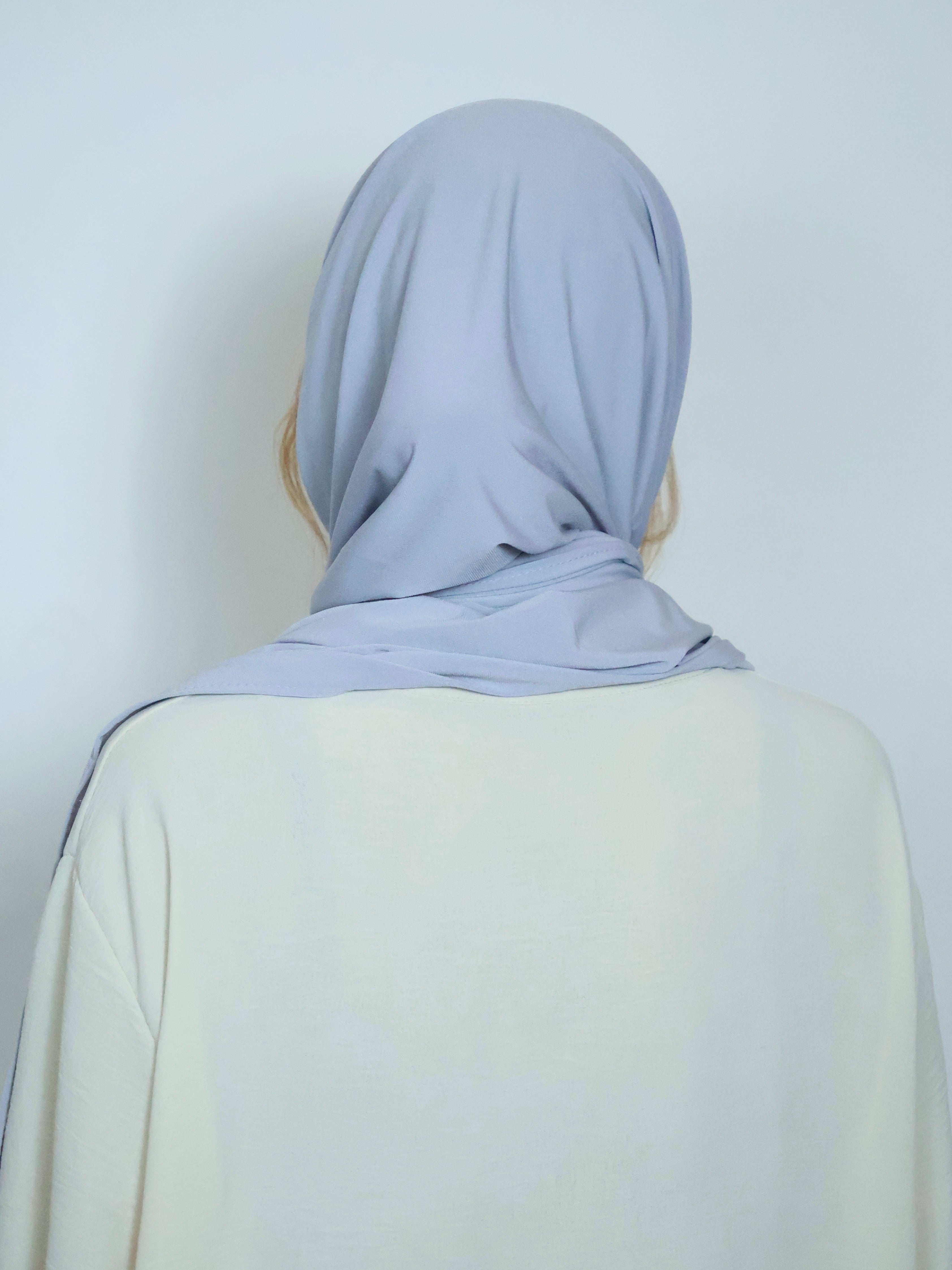 Jersey Hijab in Hellgrau von hinten getragen