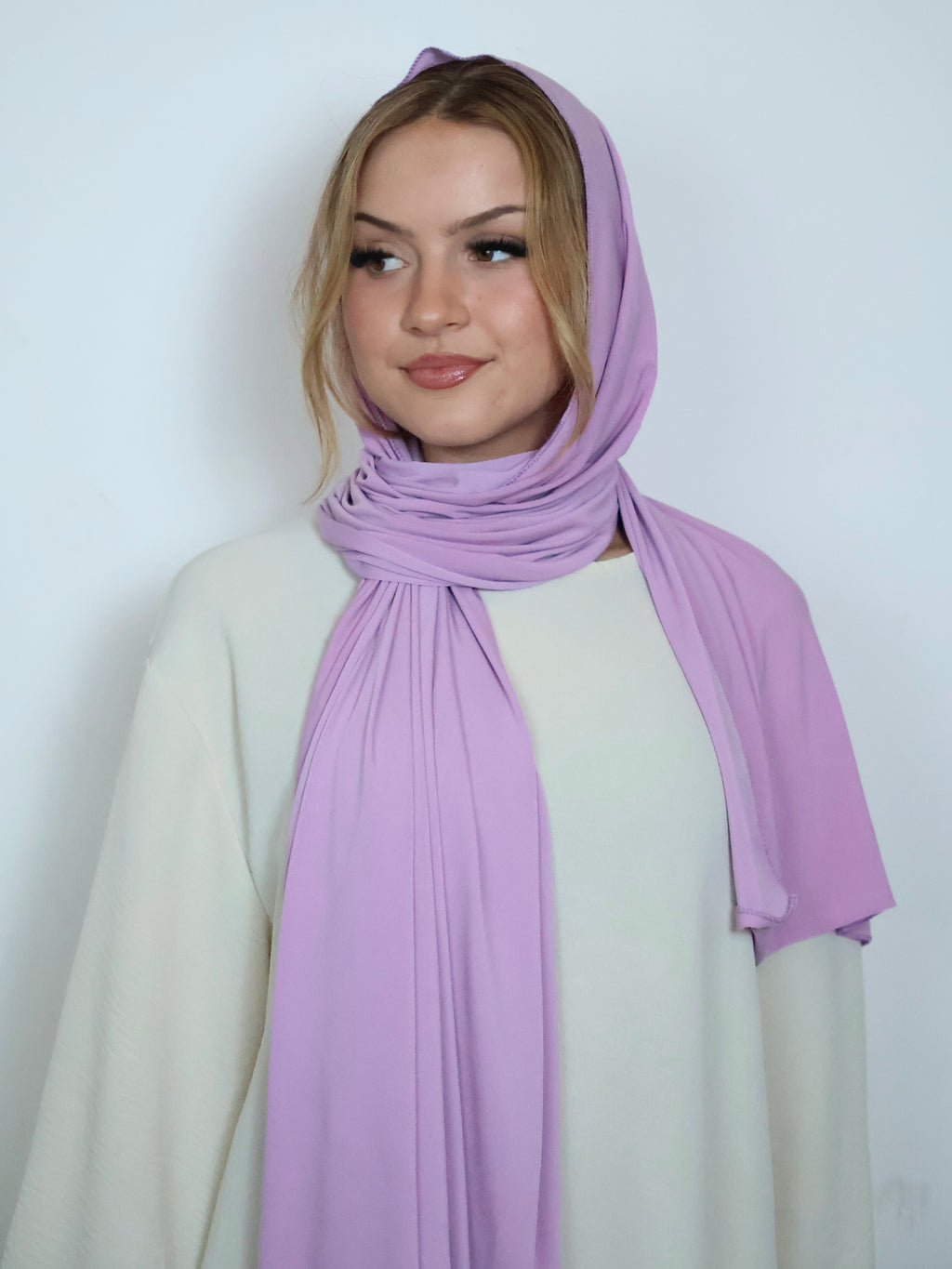 Jersey Hijab in Lila von vorne getragen
