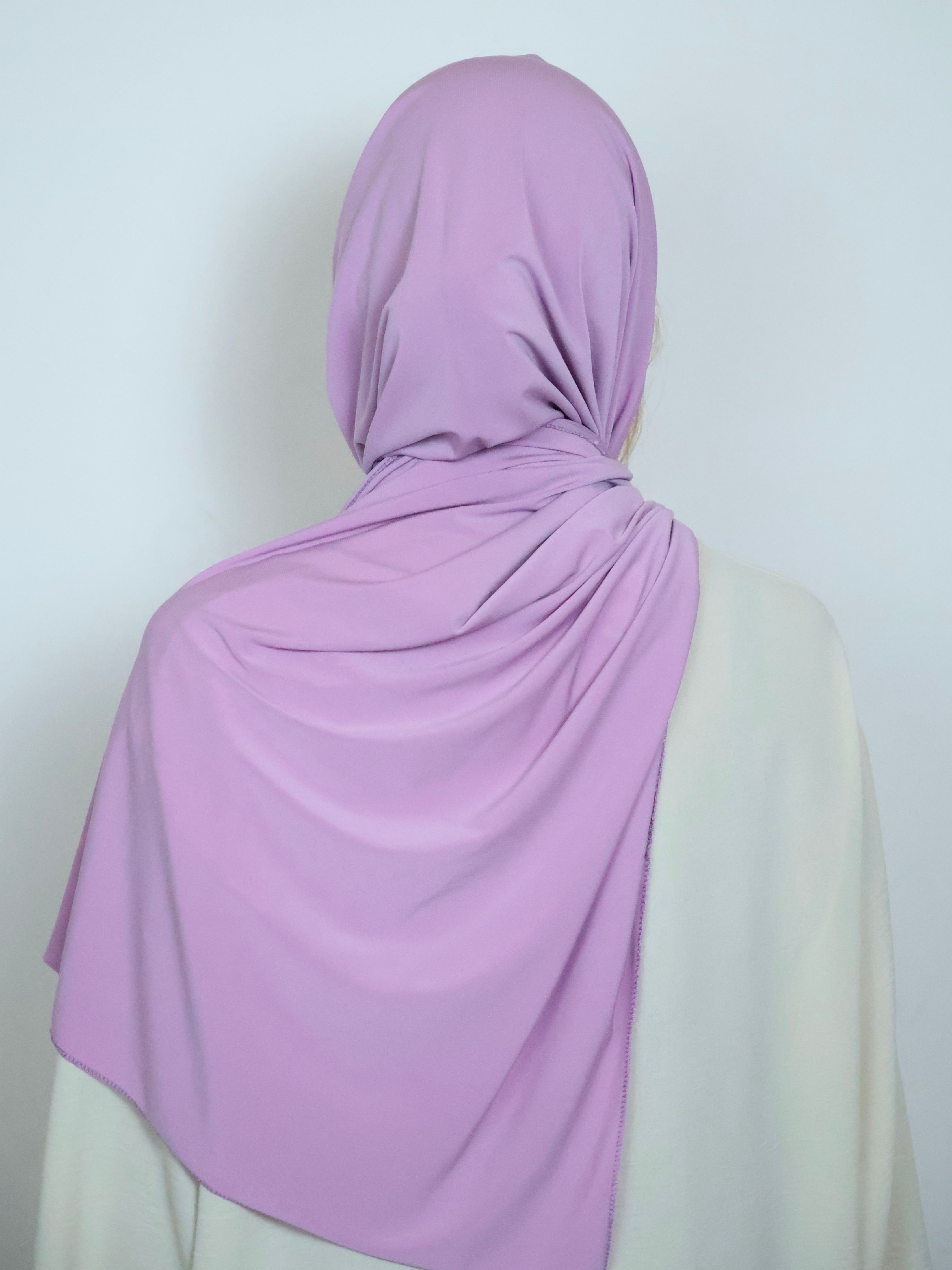 Jersey Hijab in Lila von hinten getragen