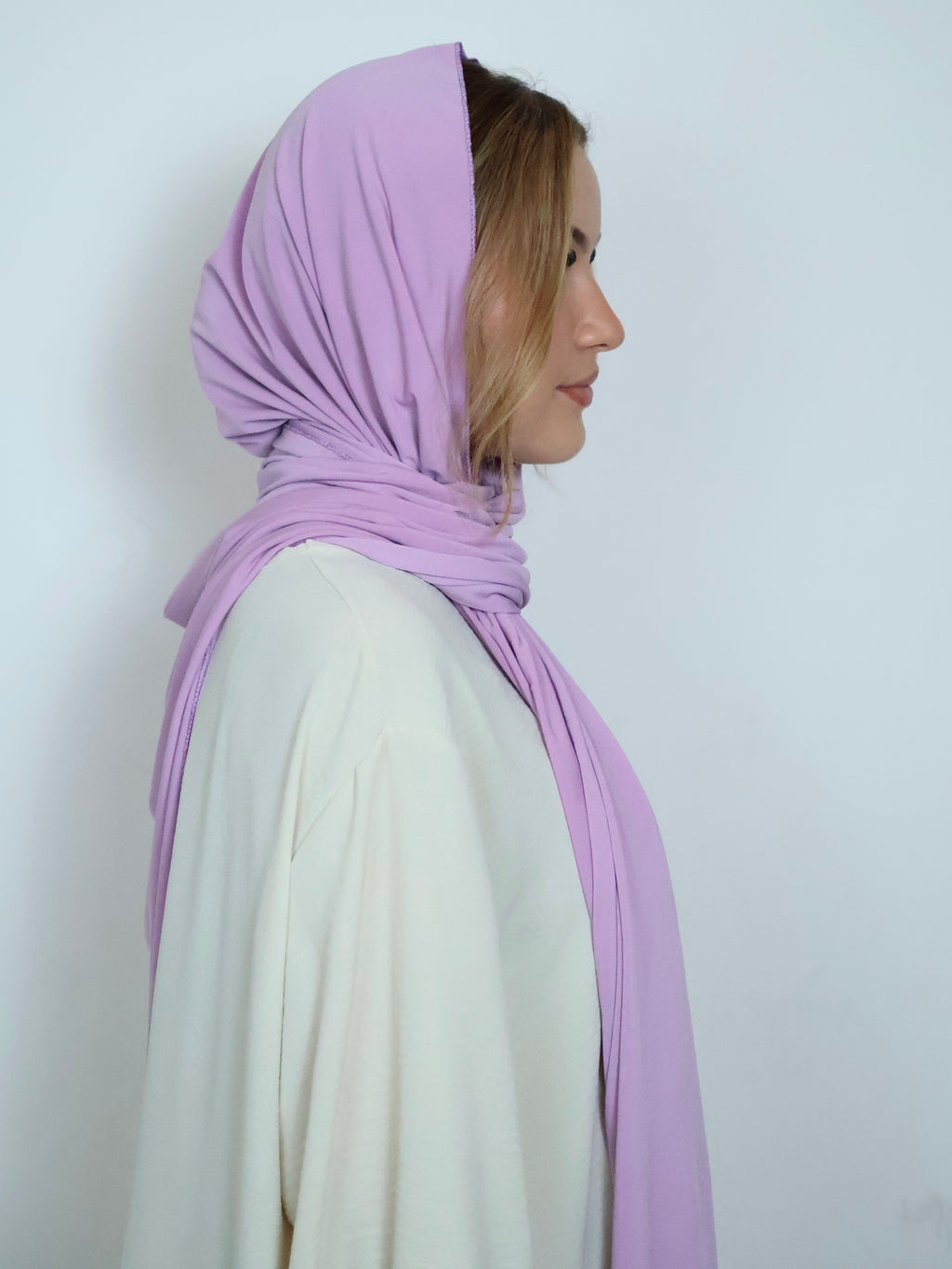 Jersey Hijab in Lila in Seitenansicht