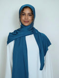 Jersey Hijab in Navy Blue von vorne getragen