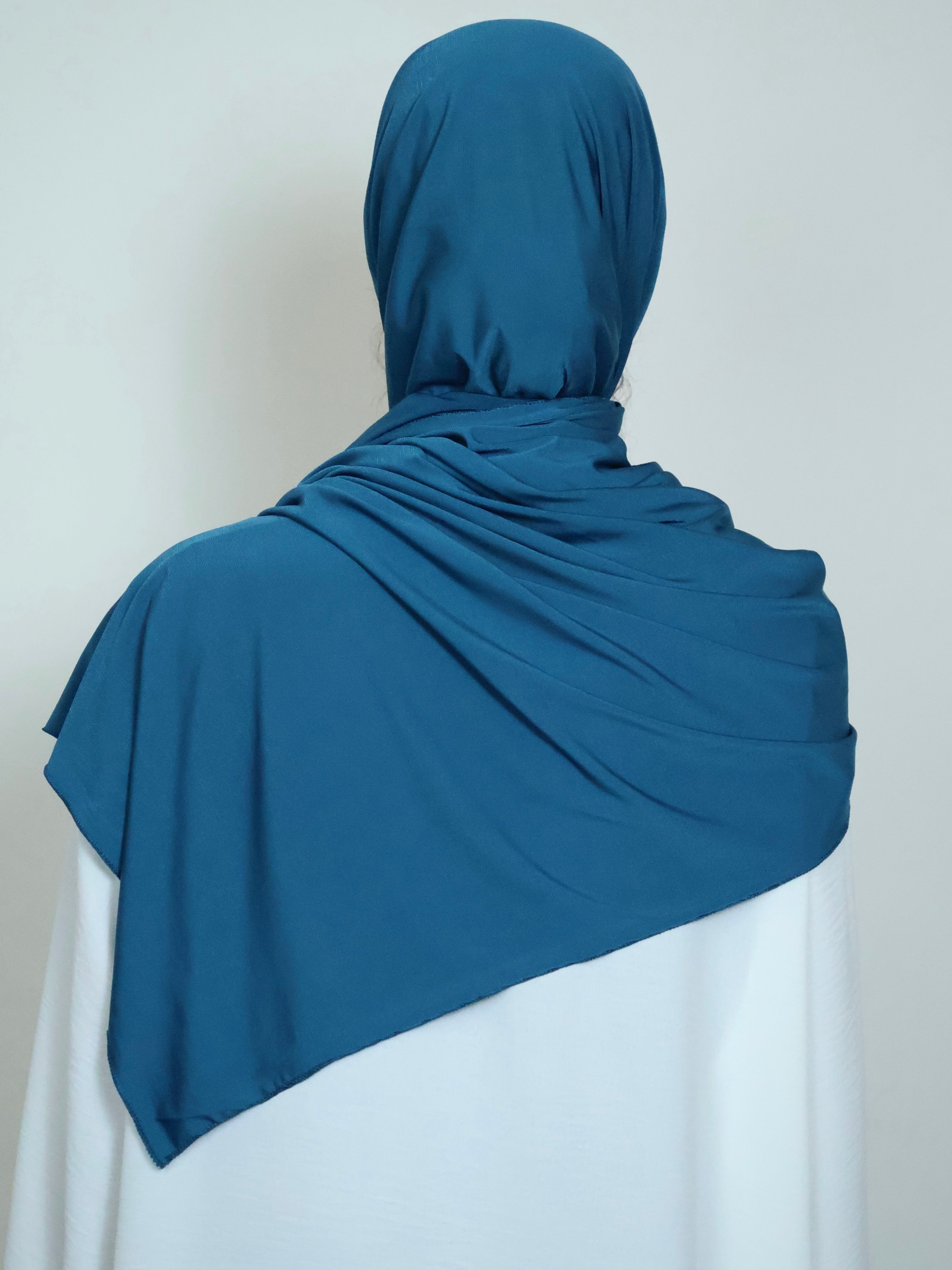Jersey Hijab in Navy Blue Rückansicht getragen