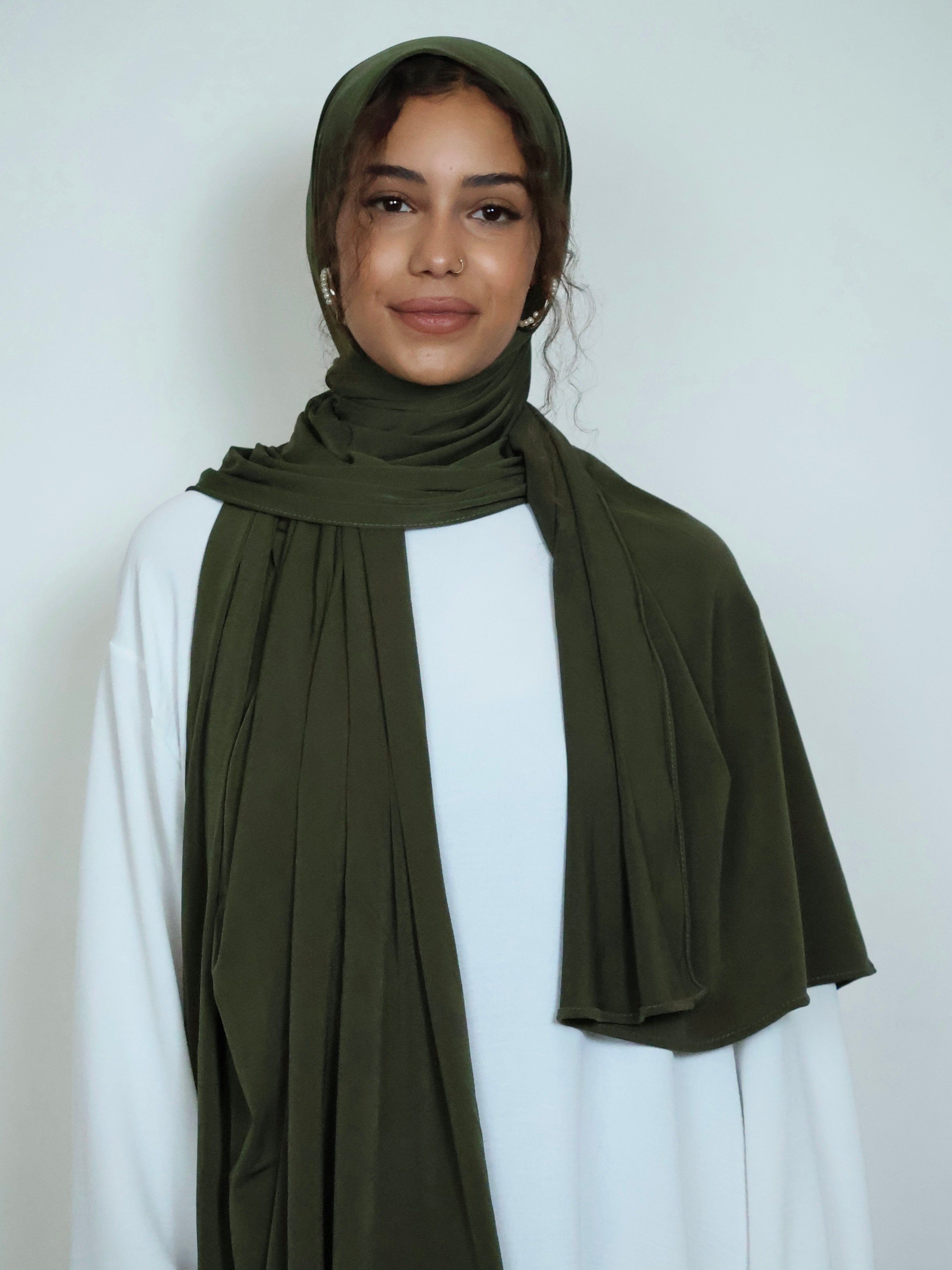 Jersey Hijab in Olivengrün von vorne getragen