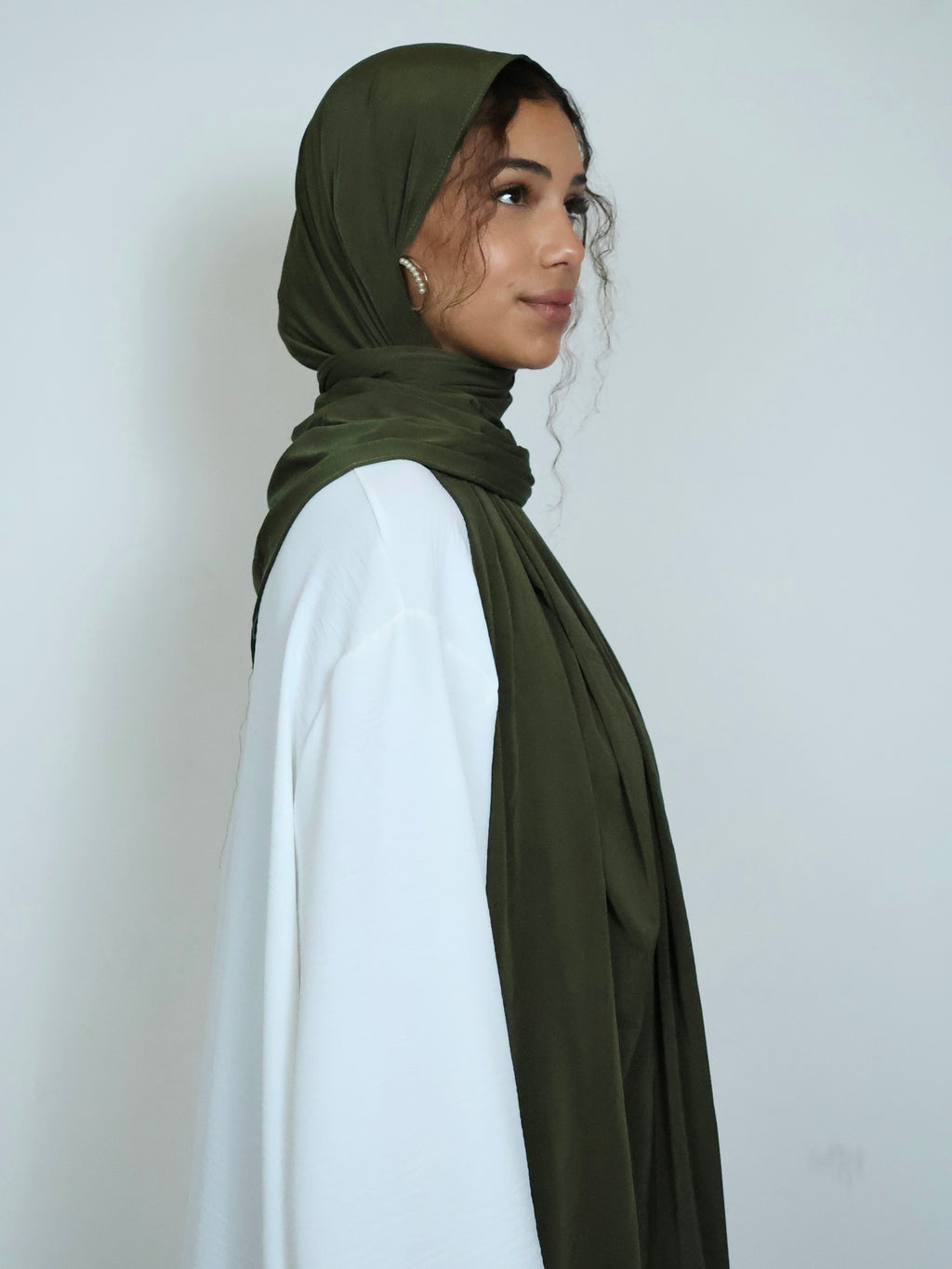 Jersey Hijab in Olivengrün Rückansicht getragen