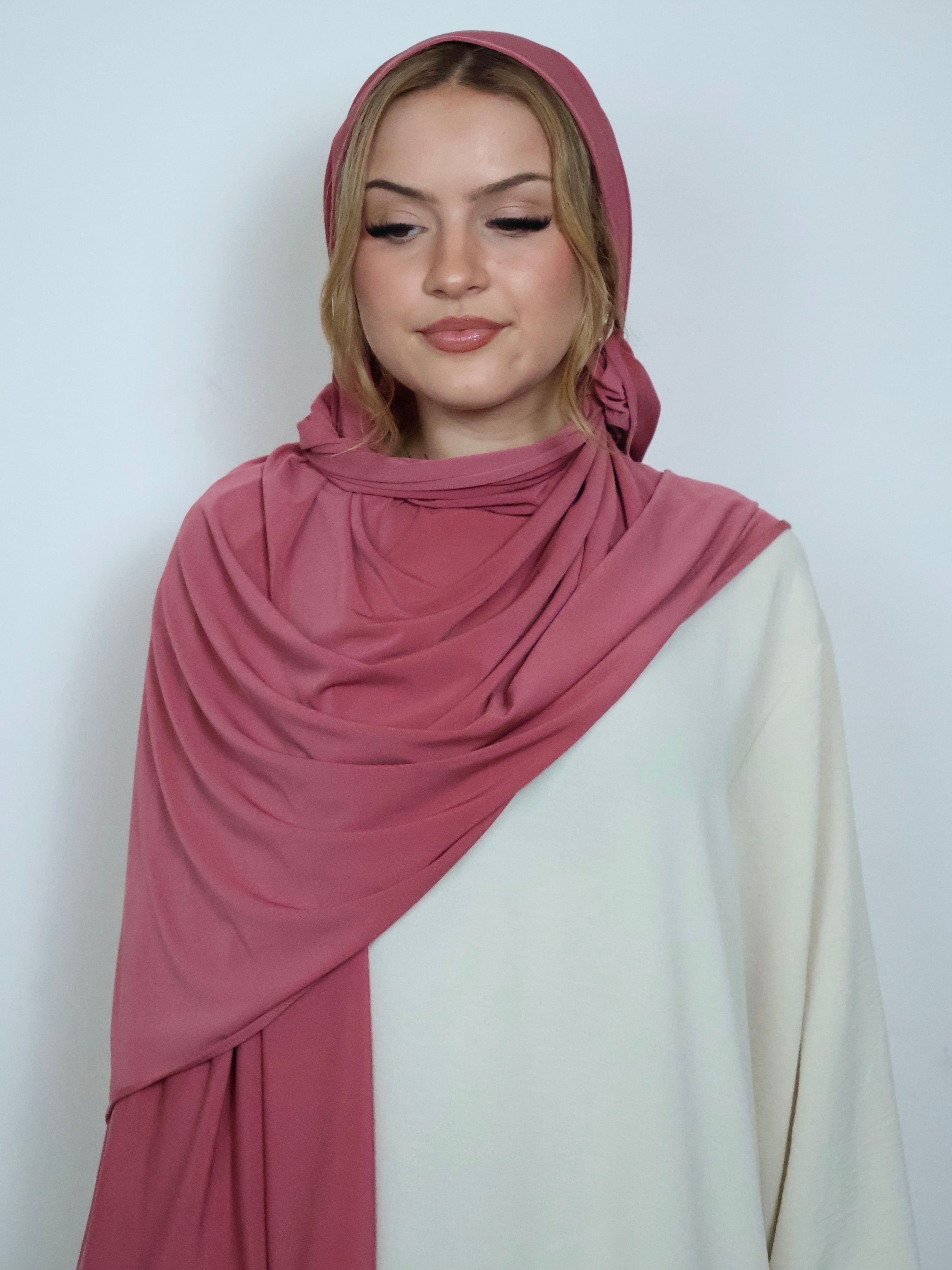 Jersey Hijab in Rosa von vorne getragen