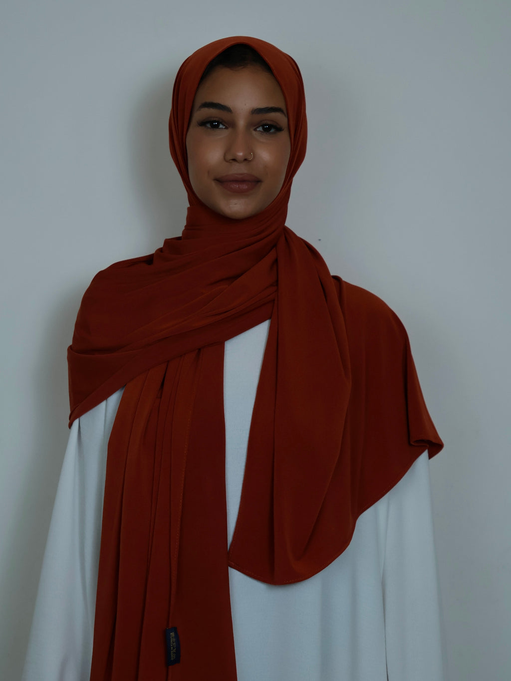 Jersey Hijab in Rotorange von vorne getragen