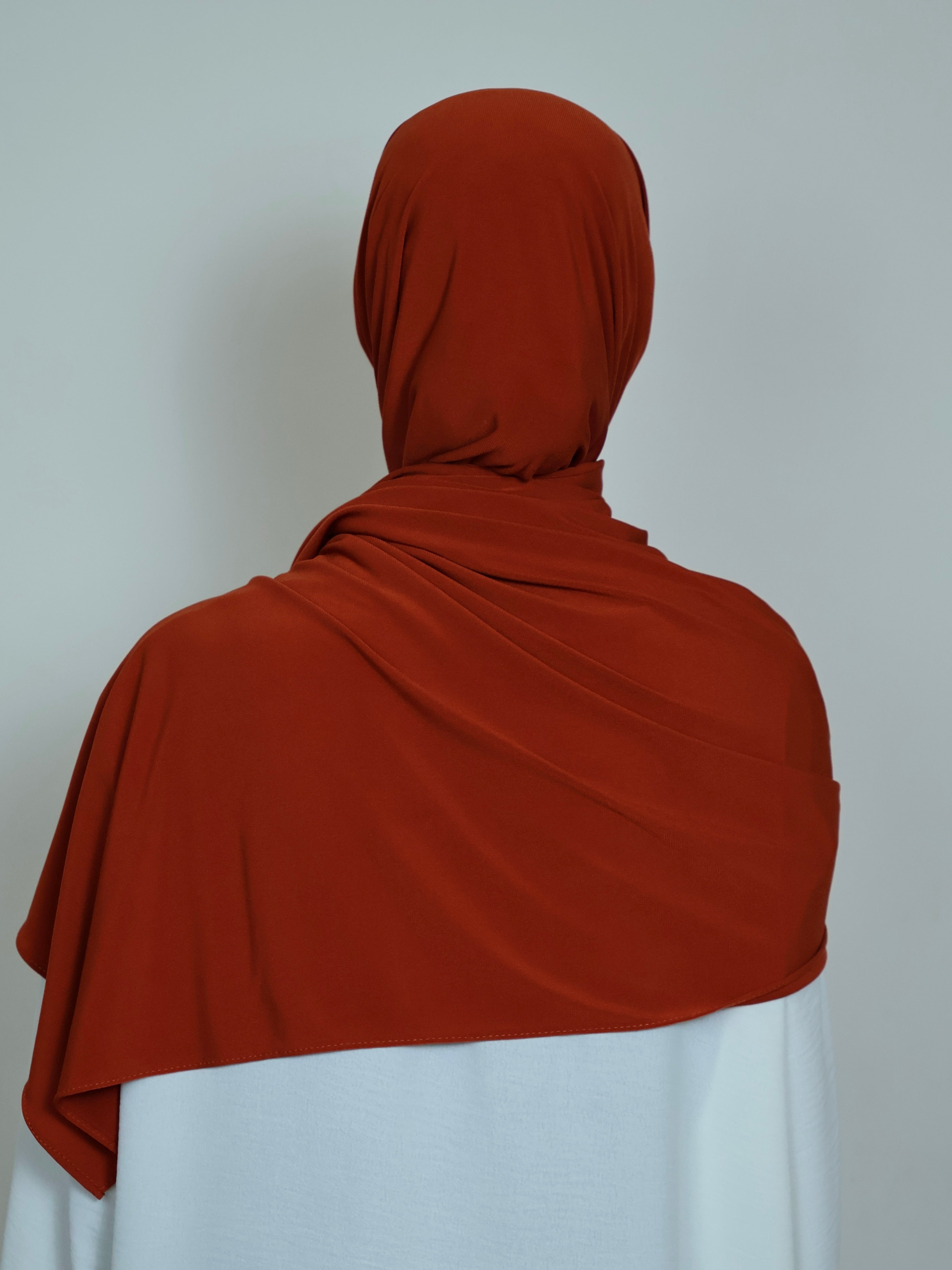 Jersey Hijab in Rotorange Rückansicht getragen