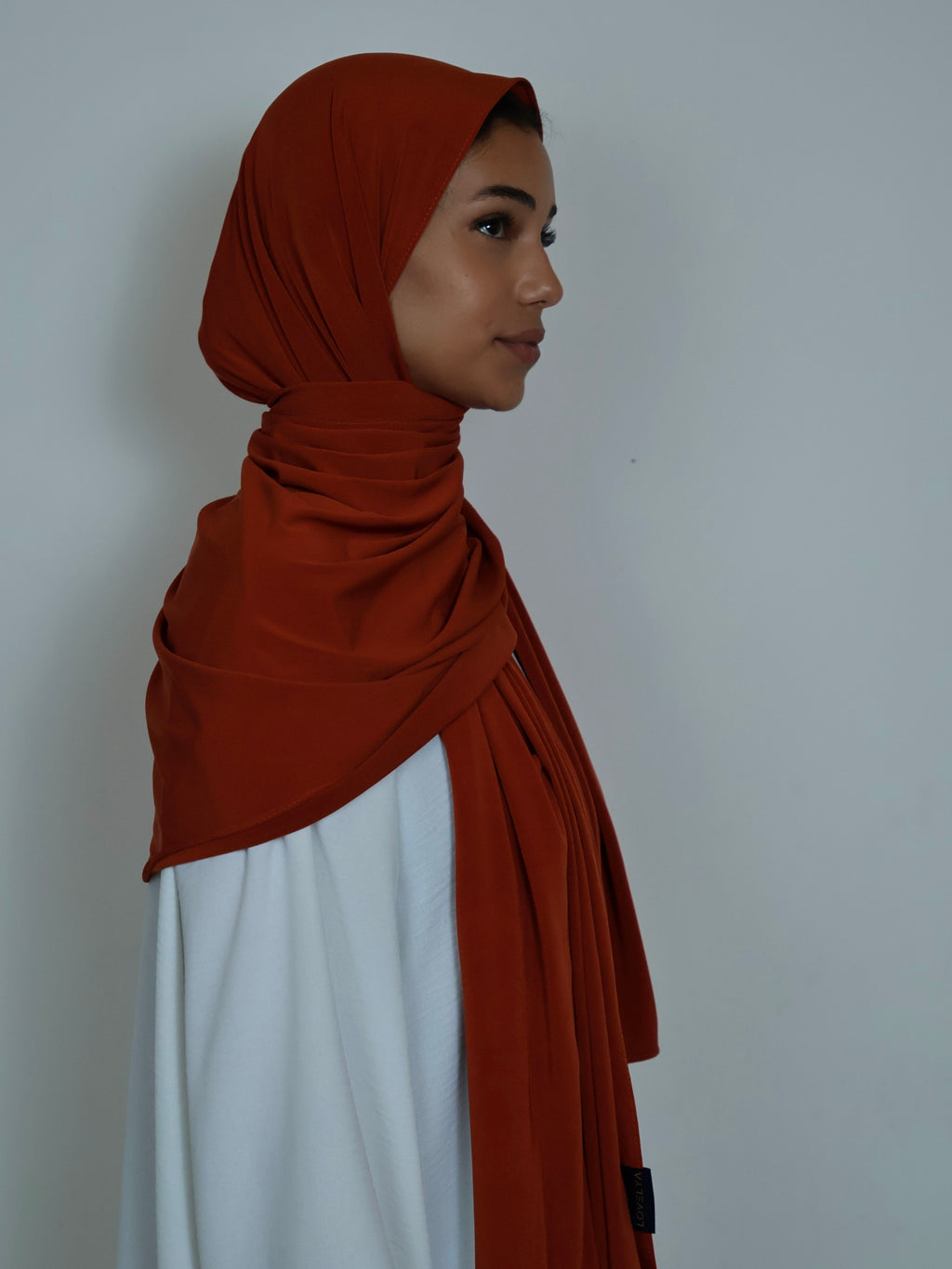 Jersey Hijab in Rotorange Seitenansicht getragen