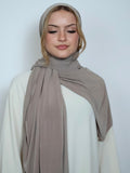 Jersey Hijab in Schoko von vorne getragen