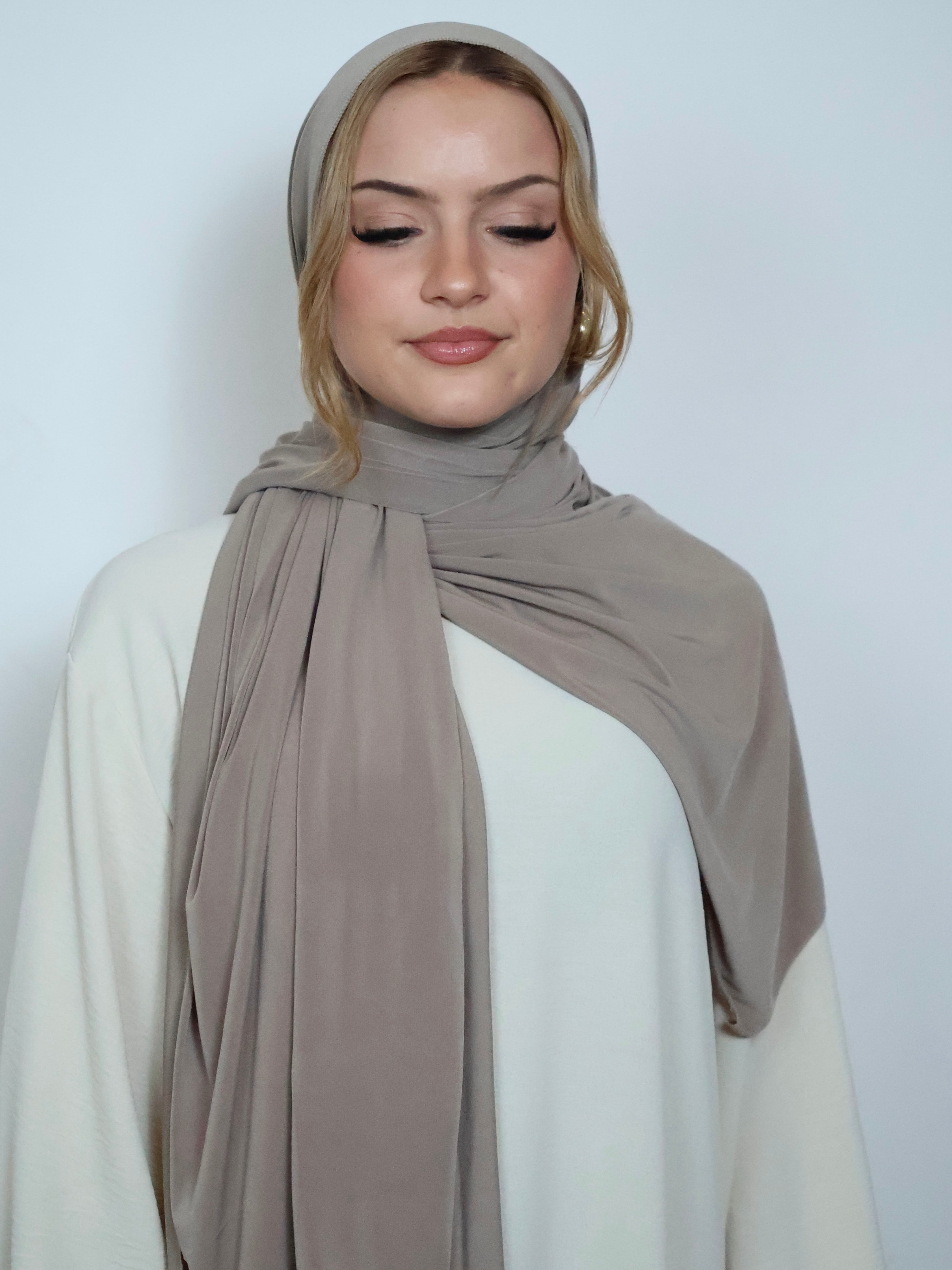 Jersey Hijab in Schoko von vorne getragen