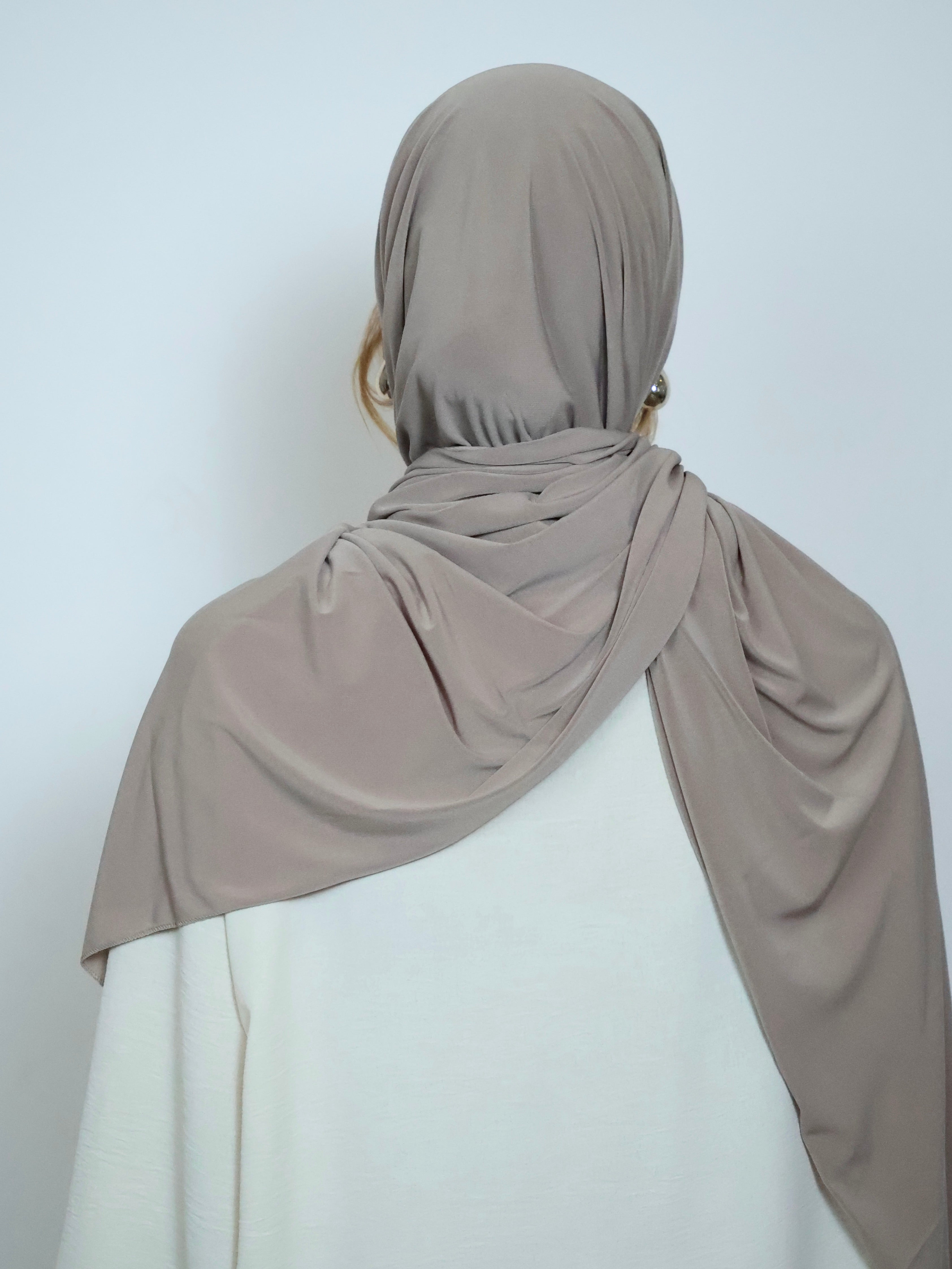 Jersey Hijab in Schoko von hinten getragen