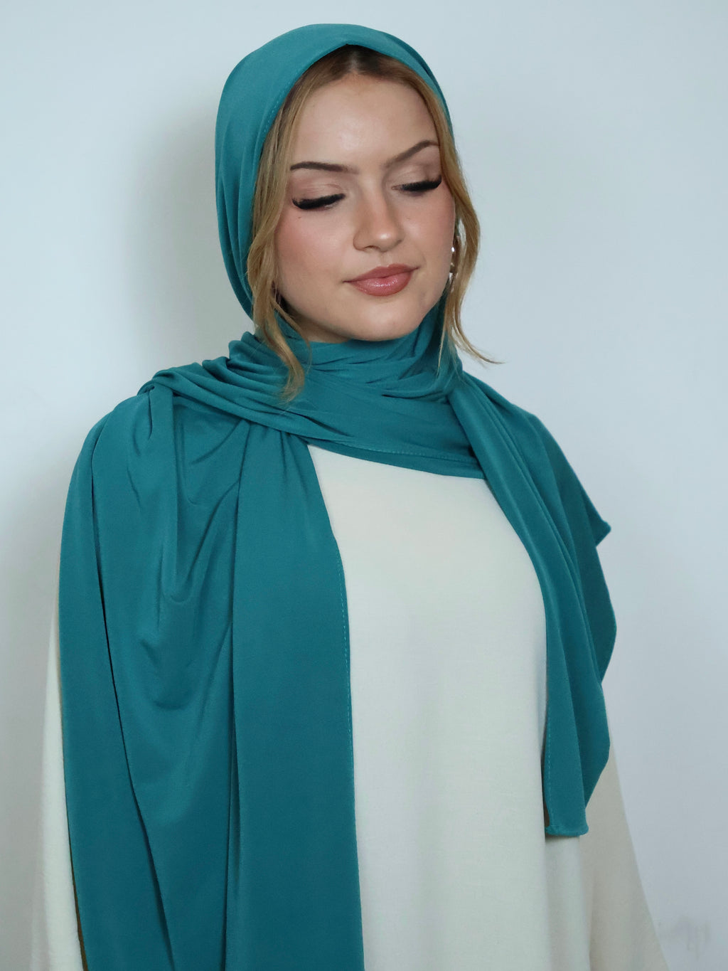 Jersey Hijab in Türkis von vorne getragen