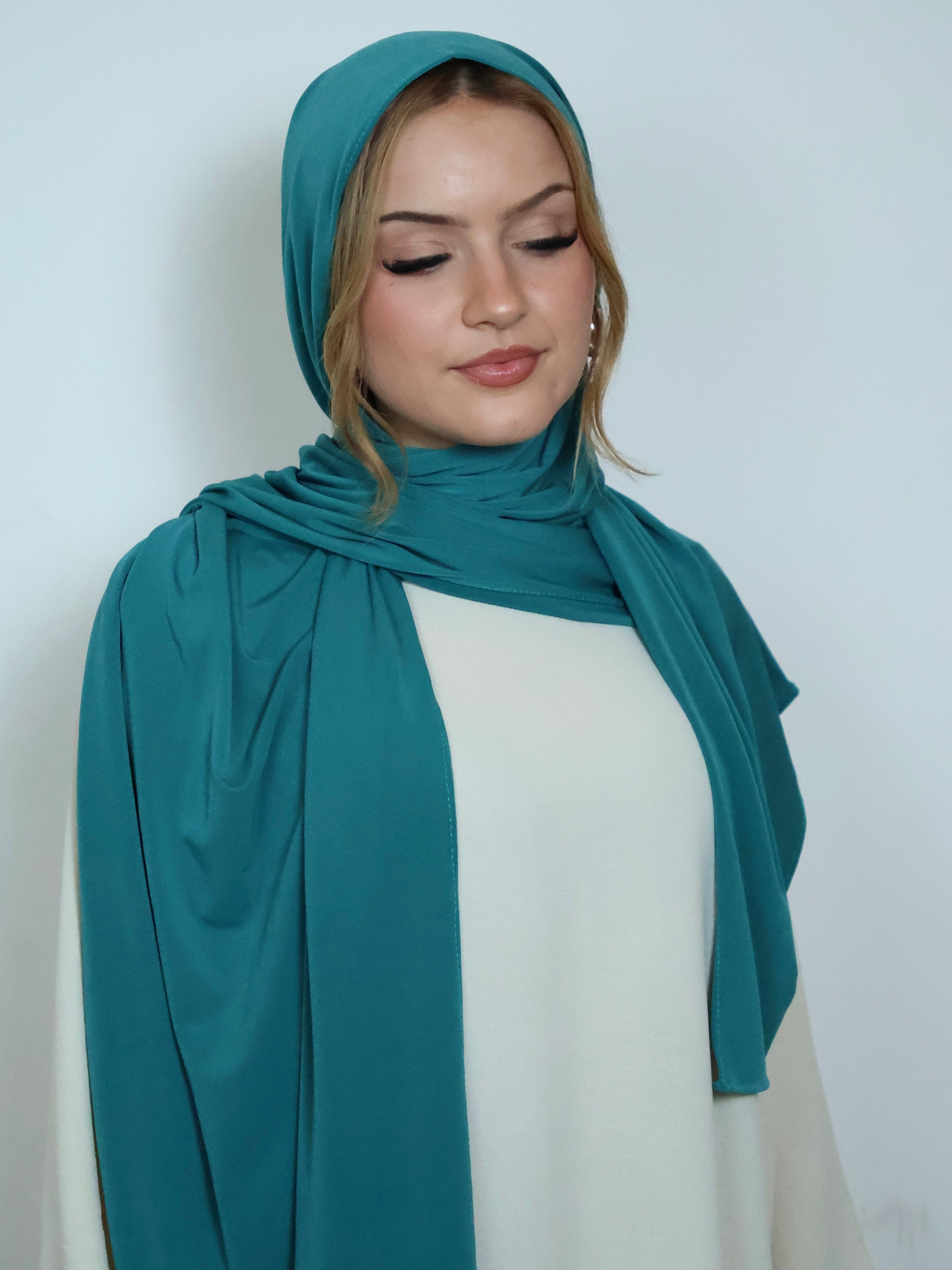 Jersey Hijab in Türkis von vorne getragen