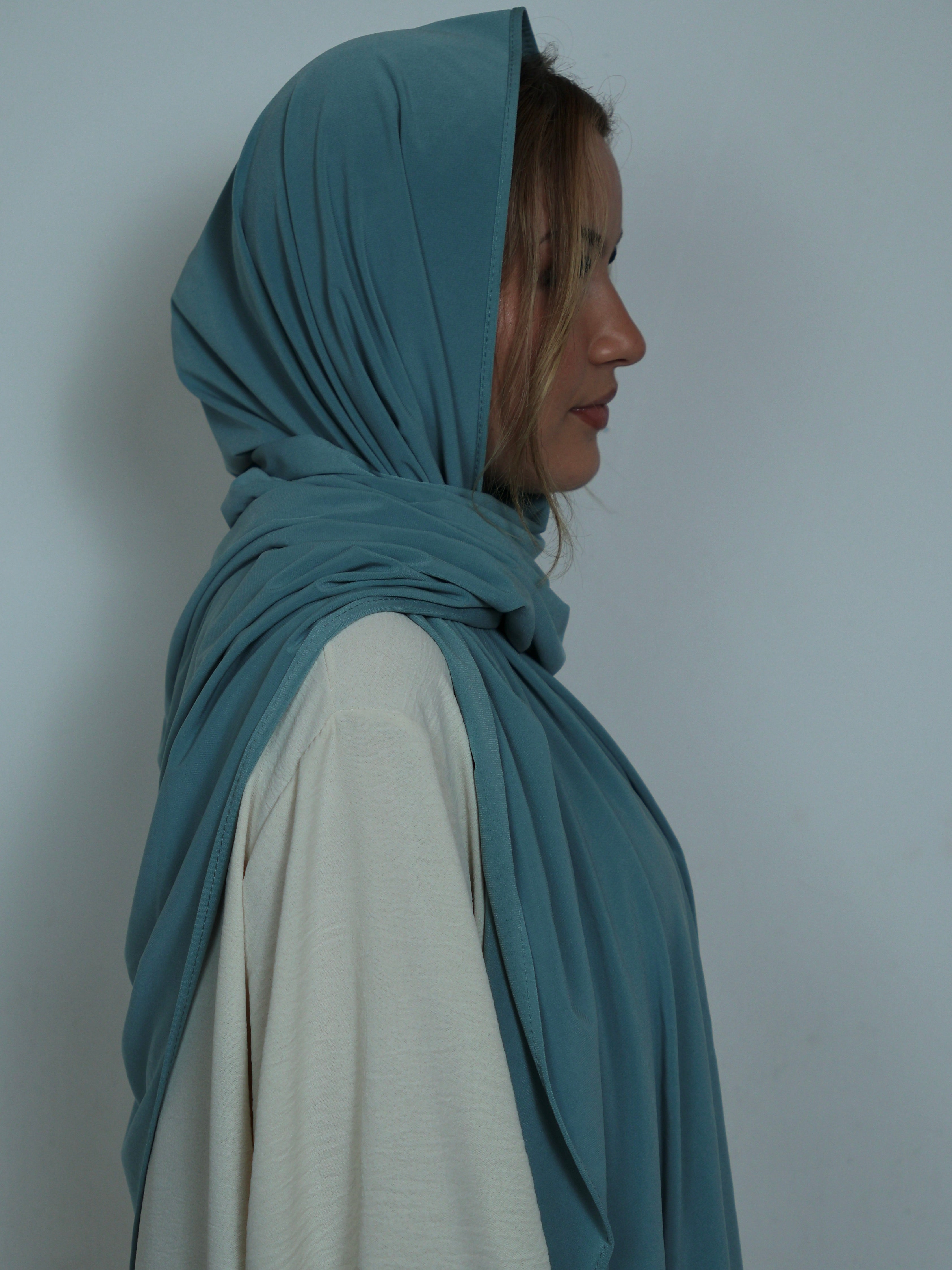 Jersey Hijab in Türkis seitlich getragen mit angenehmem Fall
