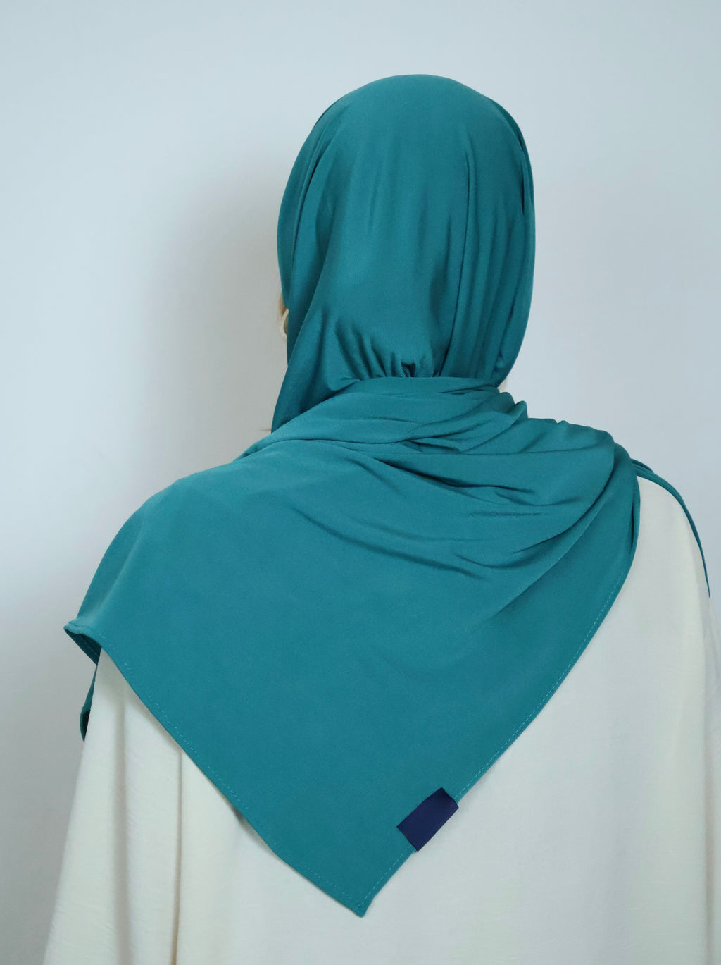 Jersey Hijab in Türkis von hinten getragen