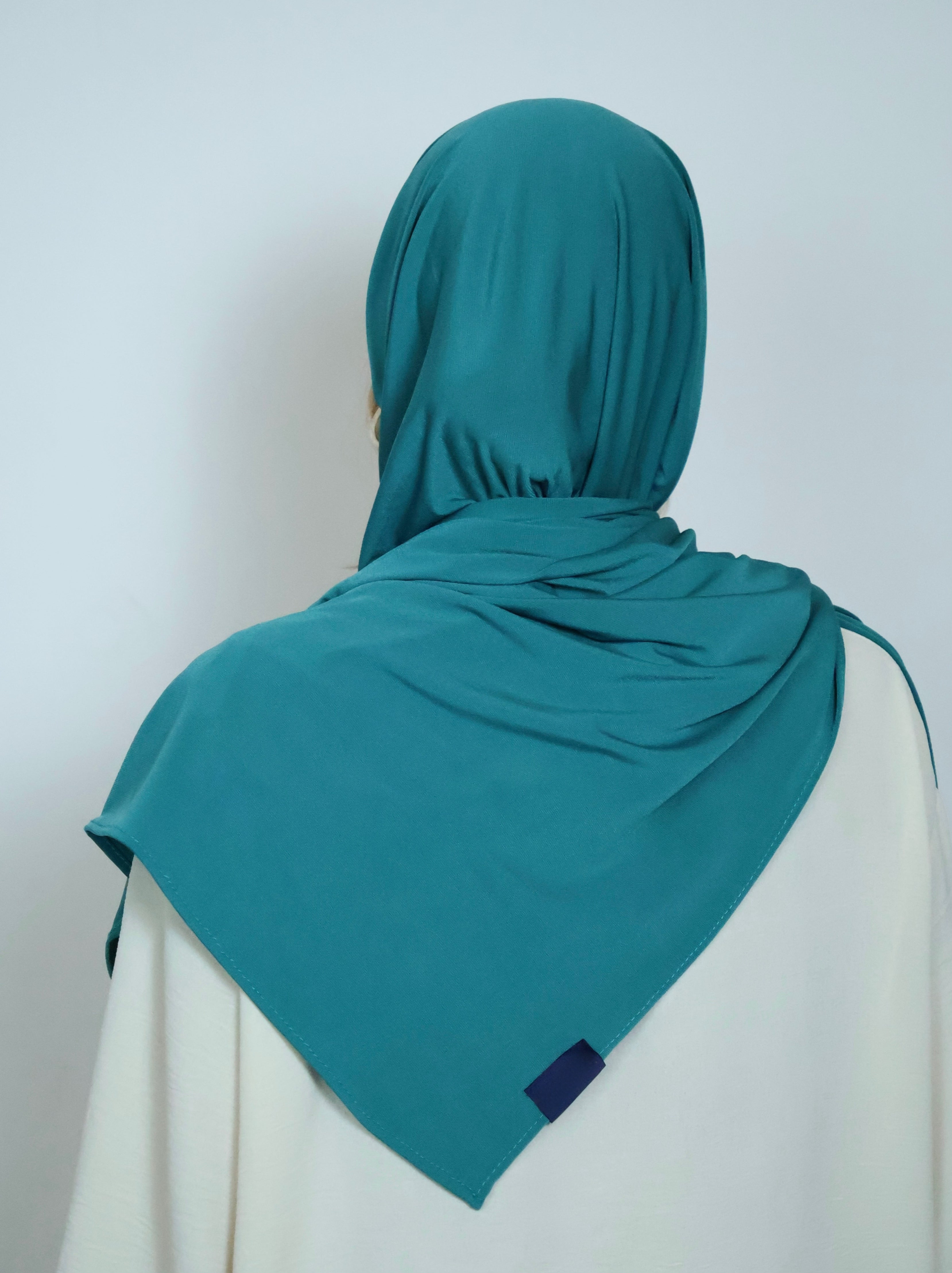 Jersey Hijab in Türkis von hinten getragen