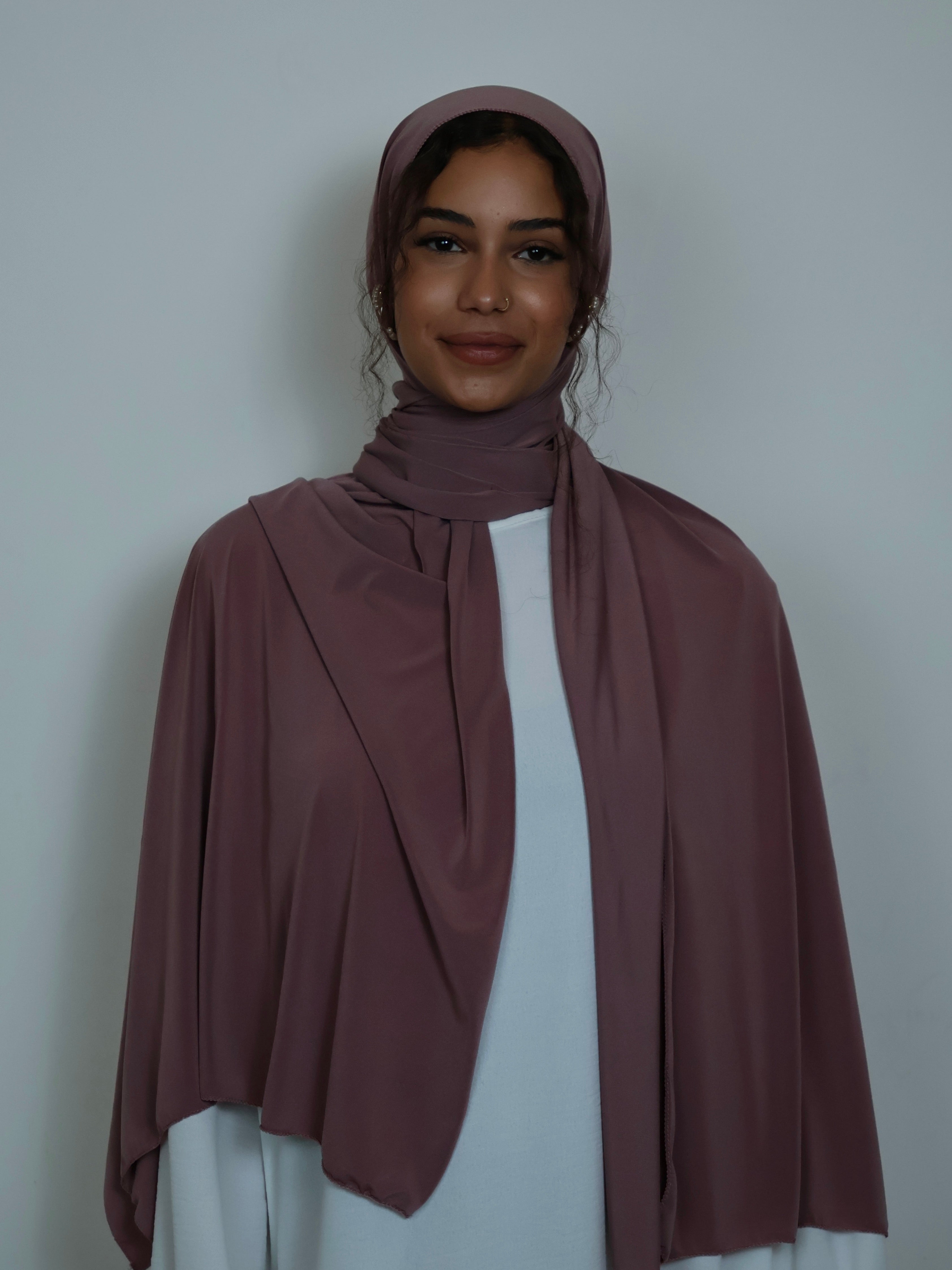 Jersey Hijab in Violett von vorne getragen