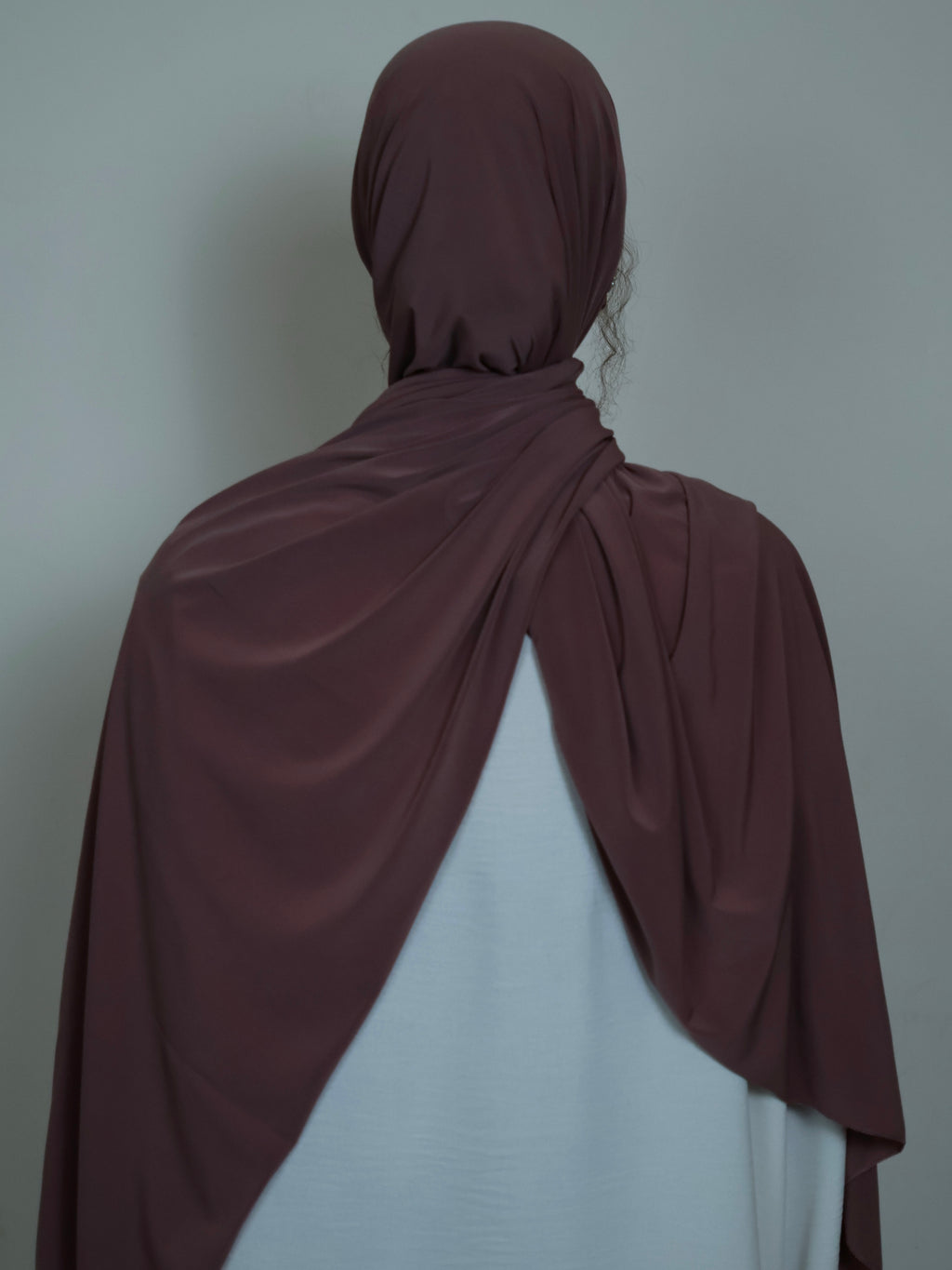 Jersey Hijab in Violett Rückansicht getragen