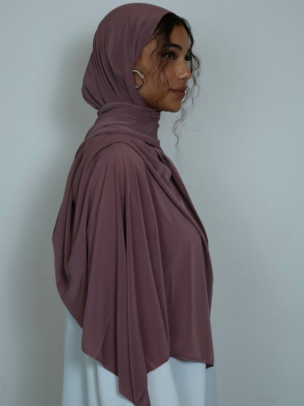Jersey Hijab in Violett Seitenansicht getragen