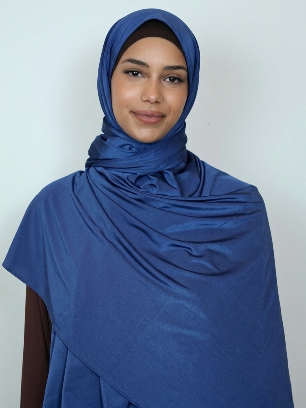 Jersey Satin Hijab Blau Vorderansicht