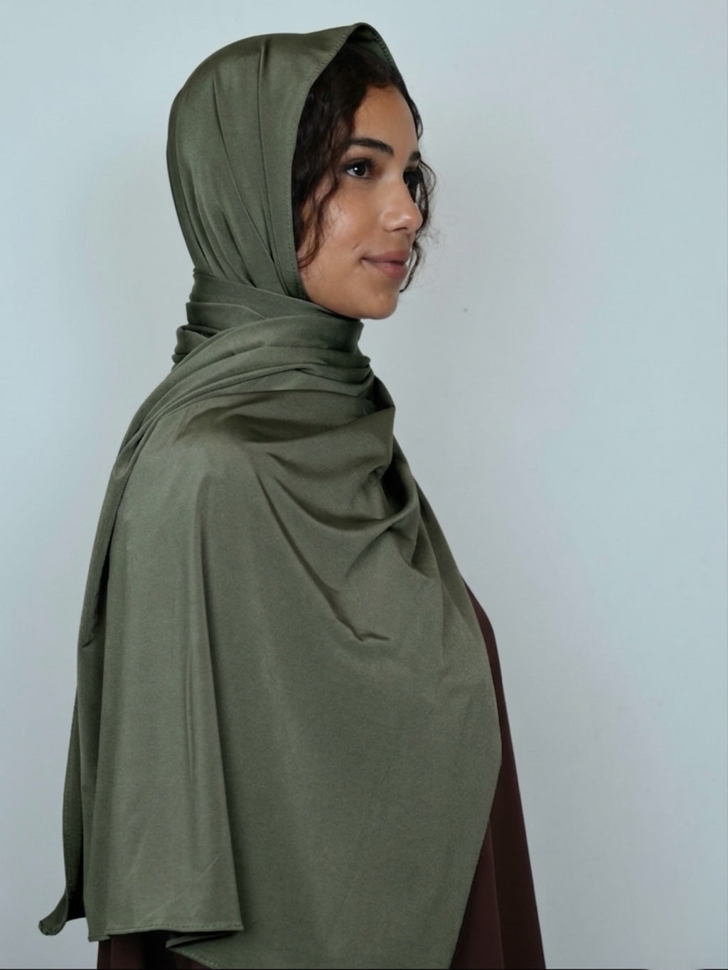 Jersey Satin Hijab Olivgrün Seitenansicht