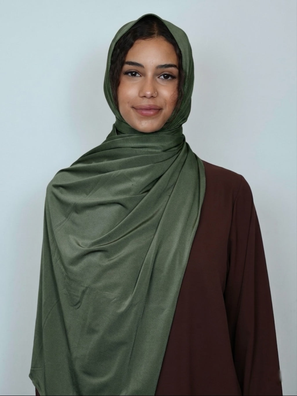 Jersey Satin Hijab Olivgrün Vorderansicht