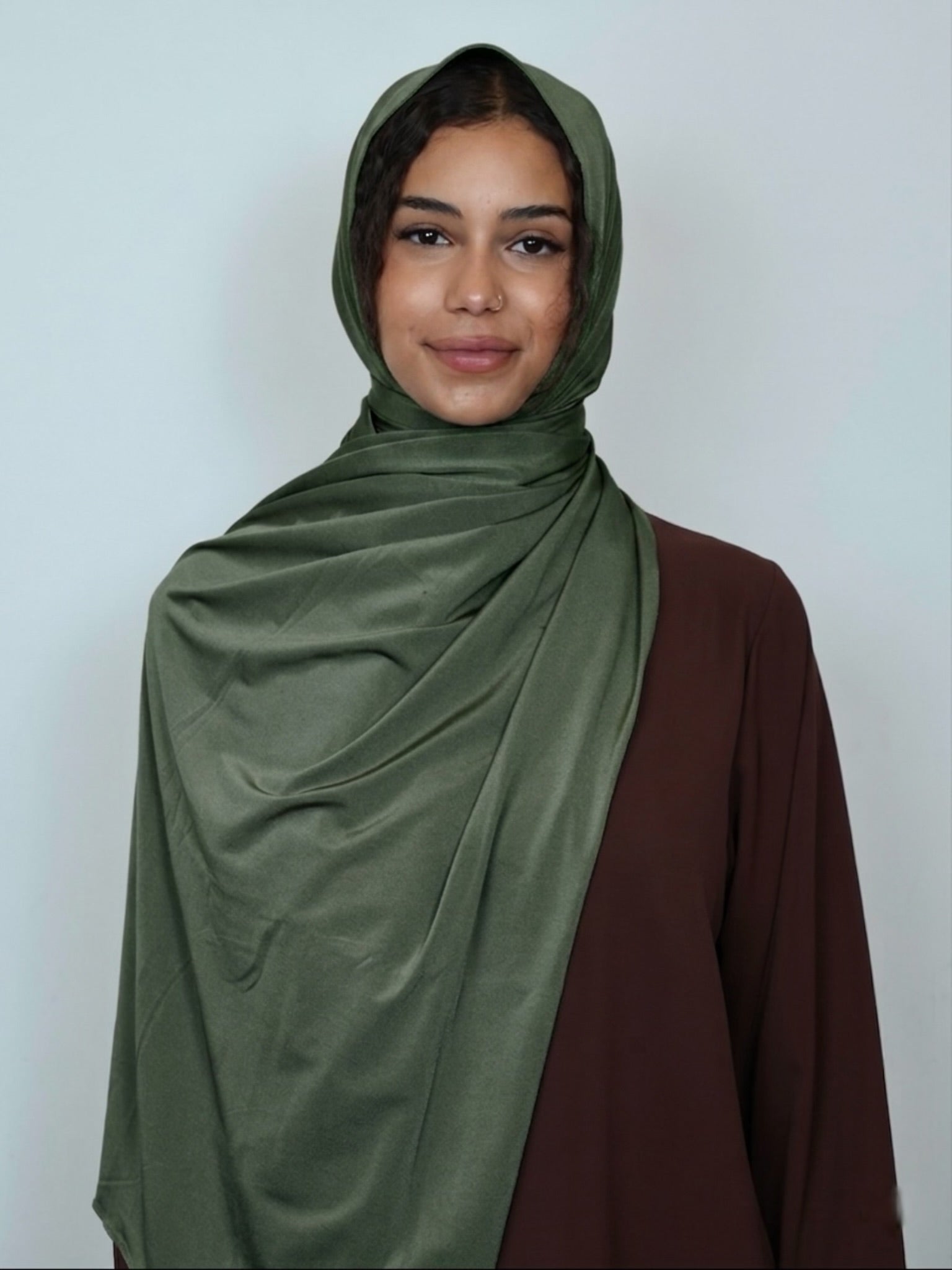 Jersey Satin Hijab Olivgrün Vorderansicht