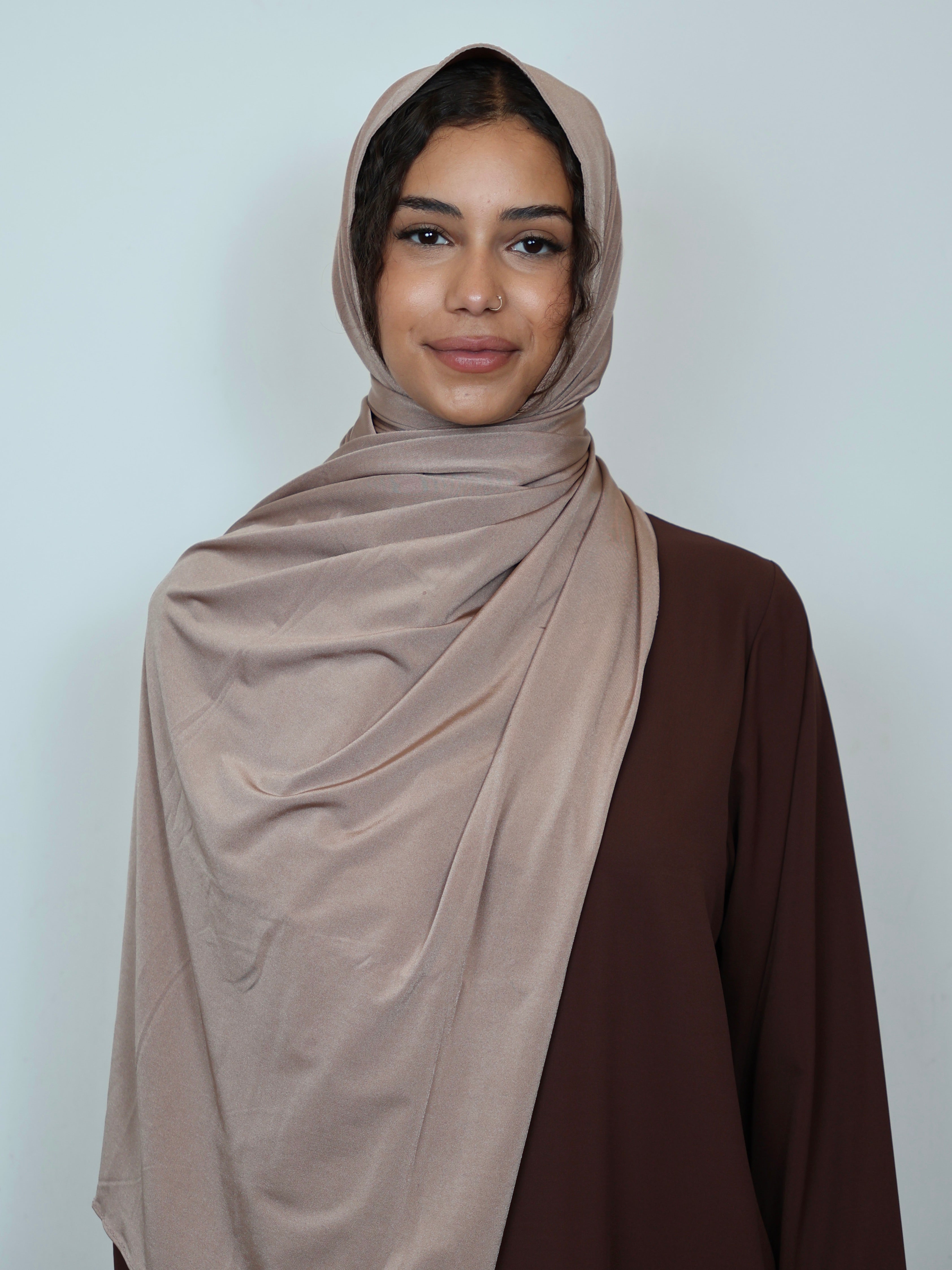 Jersey Satin Hijab Schokobraun Vorderansicht