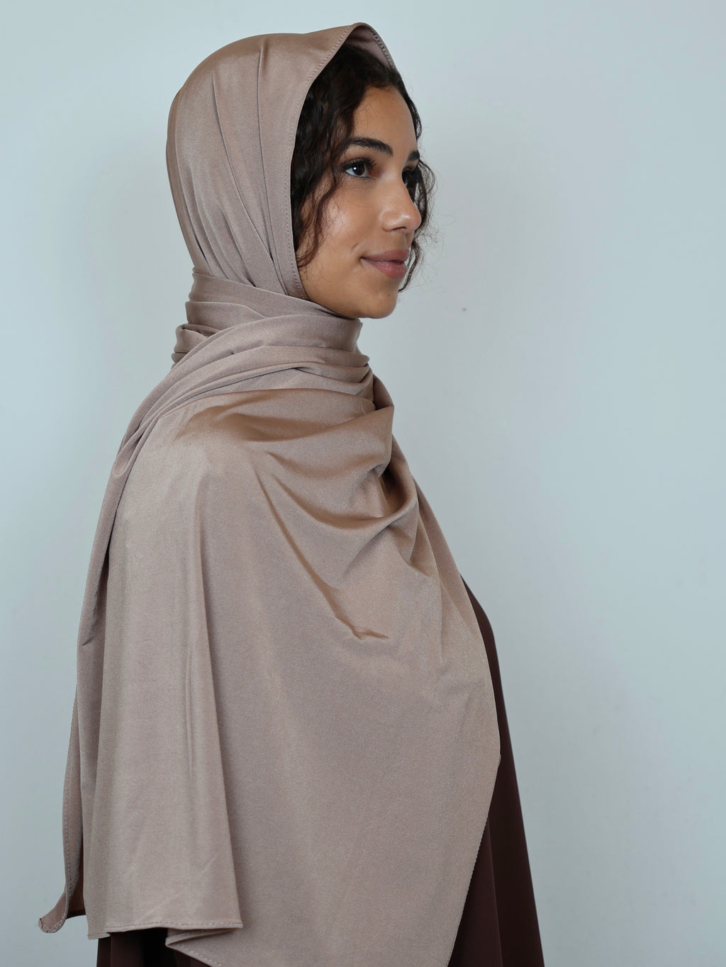 Jersey Satin Hijab Schokobraun Seitenansicht