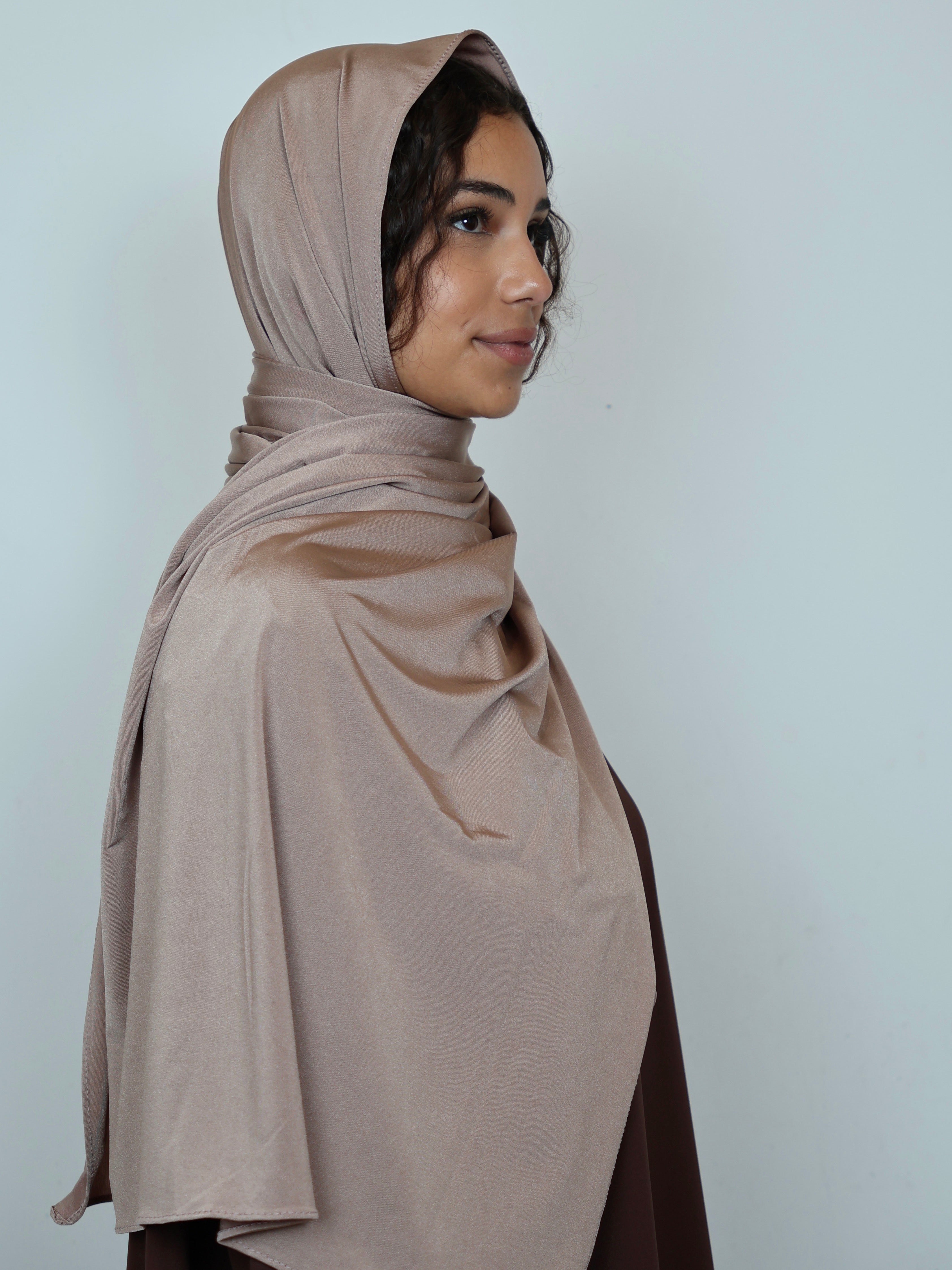 Jersey Satin Hijab Schokobraun Seitenansicht