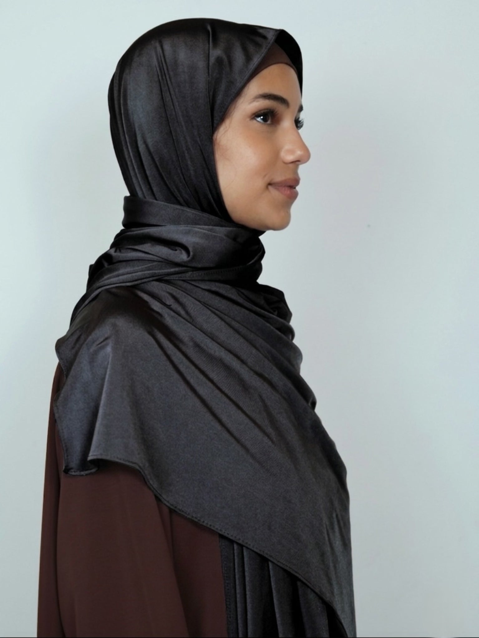 Jersey Satin Hijab Schwarz seitliche Ansicht fließend