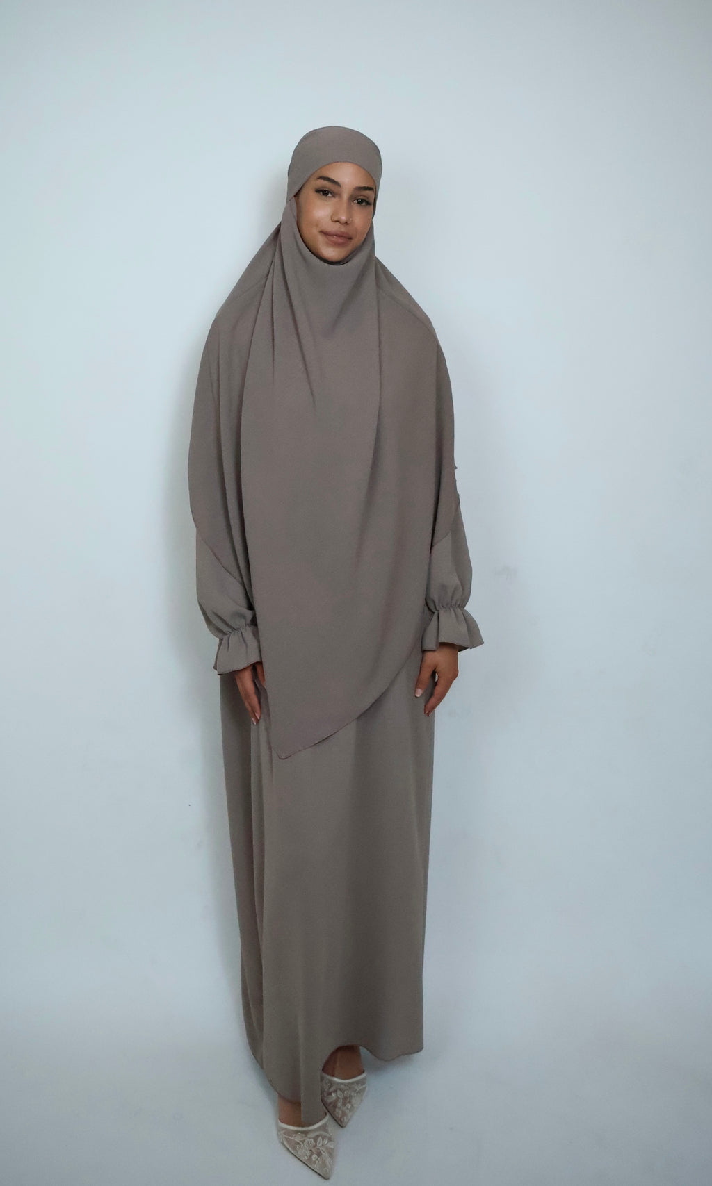 Khimar Shoko in Frontansicht mit warmer Farbwirkung und fließender Form